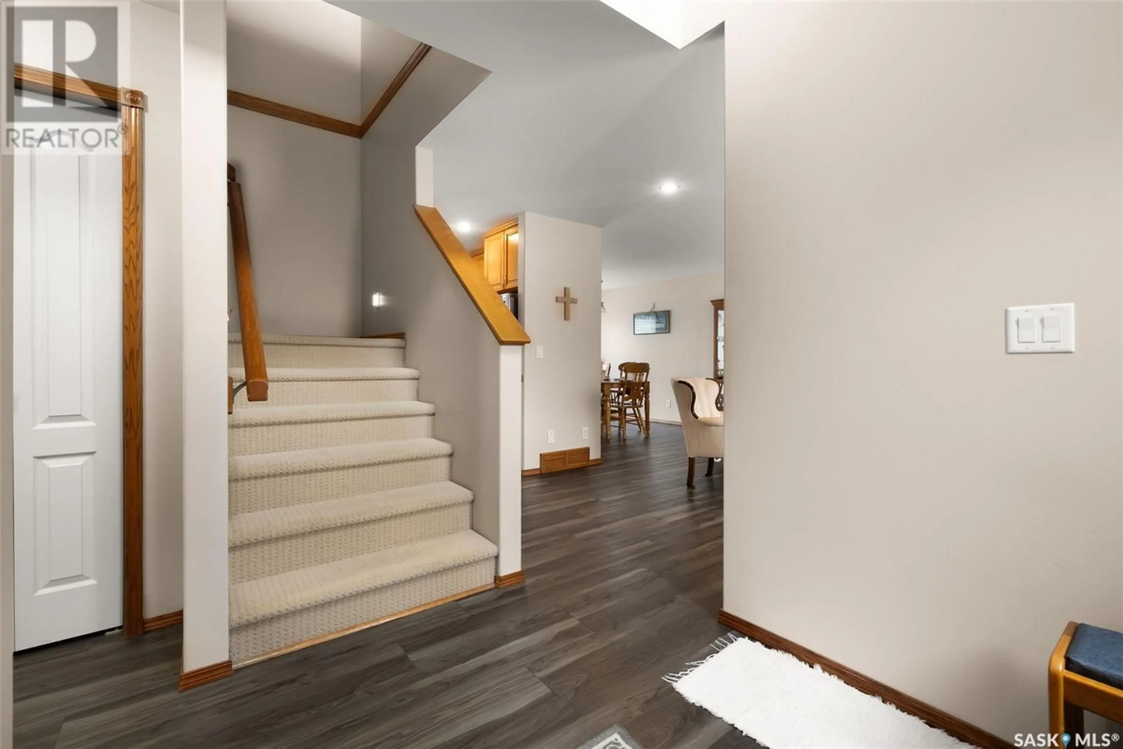 Indoor foyer for 1510 LAKERIDGE DRIVE, Regina Saskatchewan S4X4L5