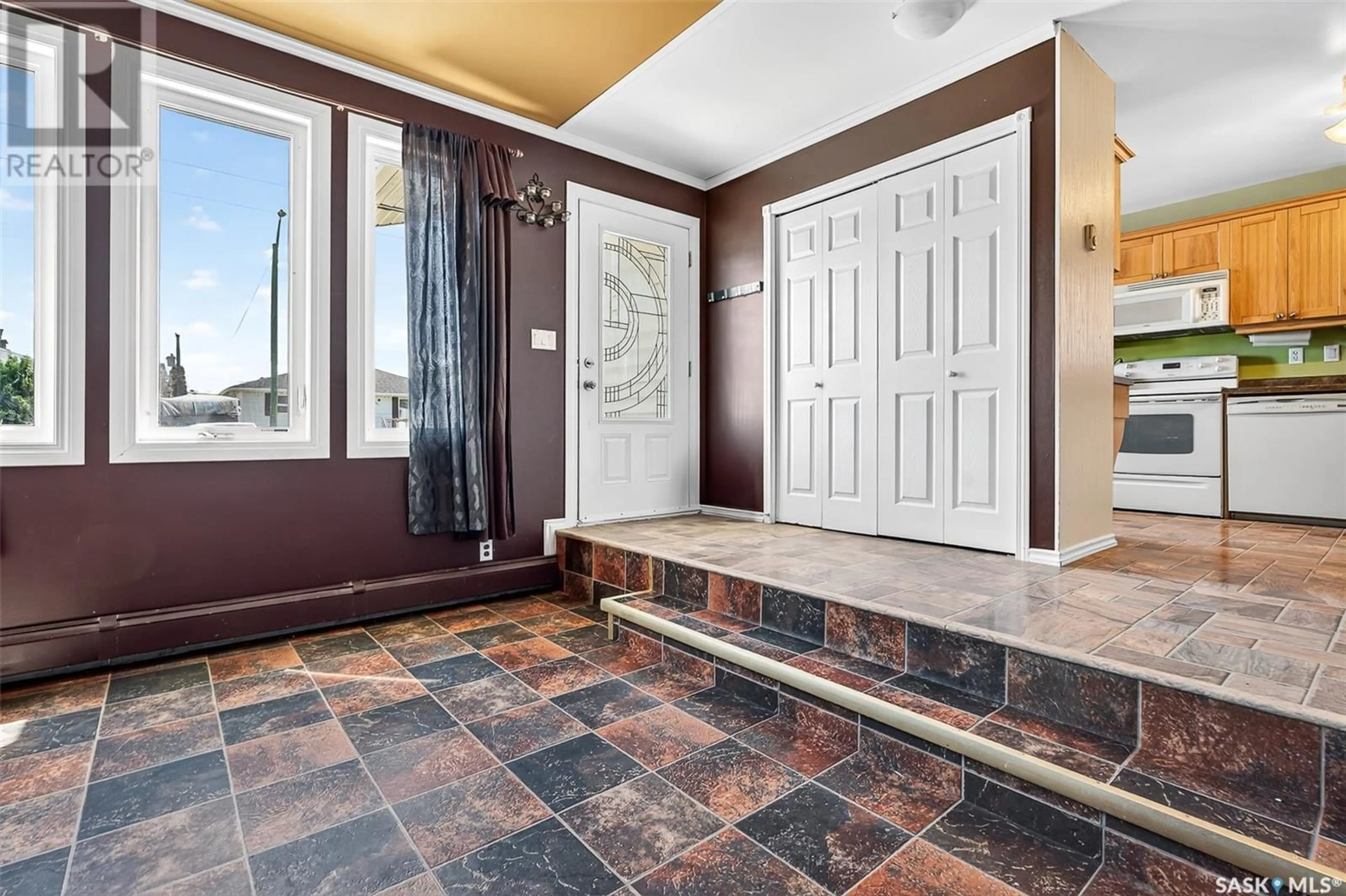 Indoor entryway for 1042 MONTGOMERY STREET, Moose Jaw Saskatchewan S6H2X1