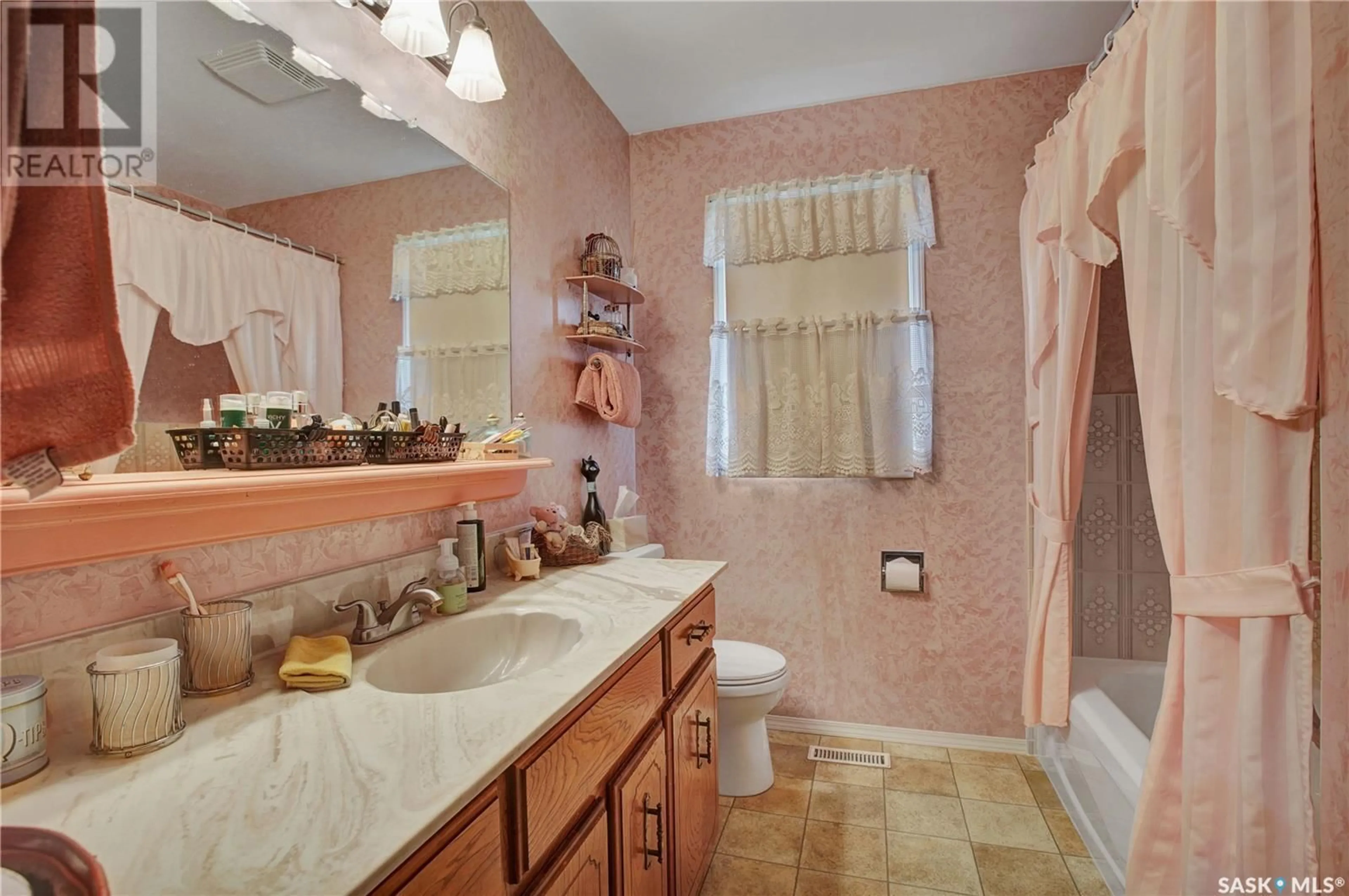 Standard bathroom, ceramic/tile floor for 1009 8TH STREET, Rosthern Saskatchewan S0K3R0