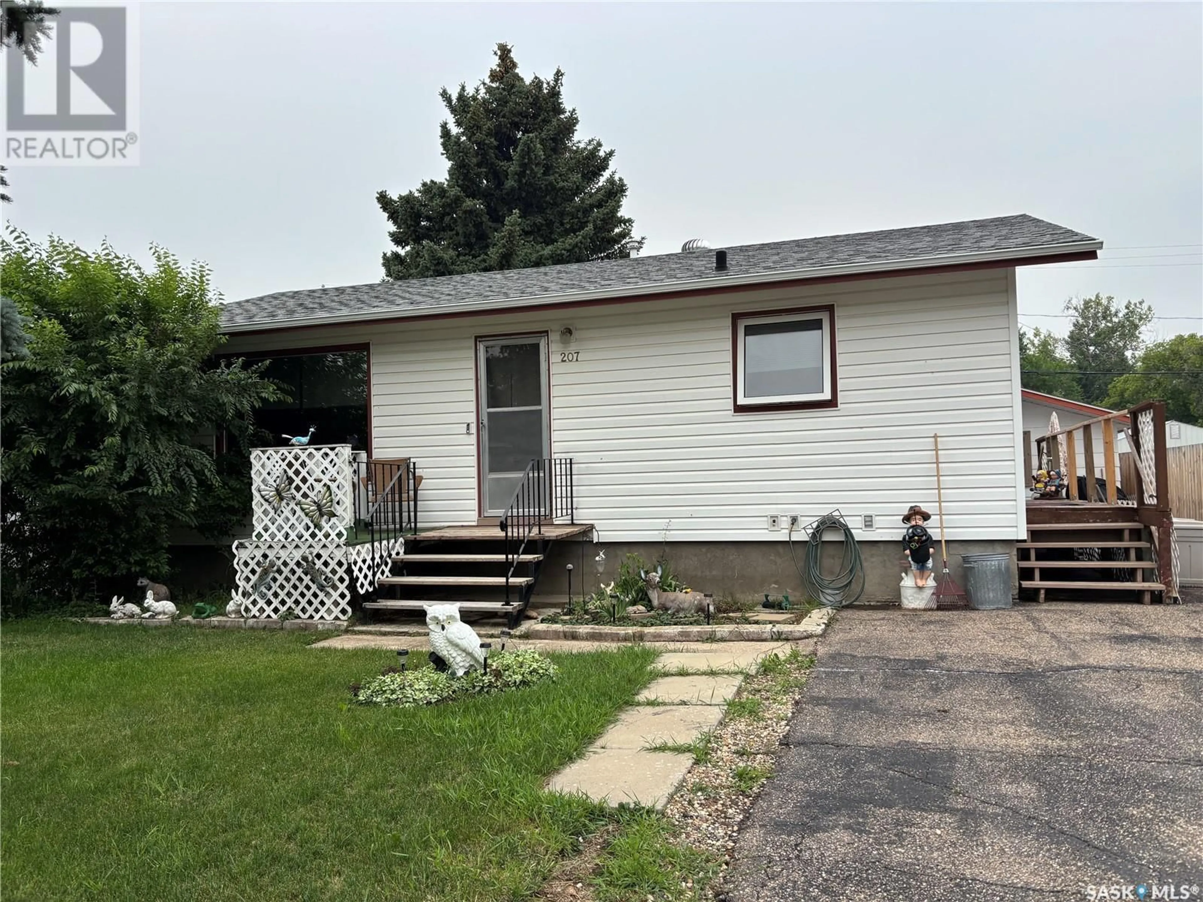 Home with vinyl exterior material, street for 207 GRIFFIN STREET, Maple Creek Saskatchewan S0N1N0