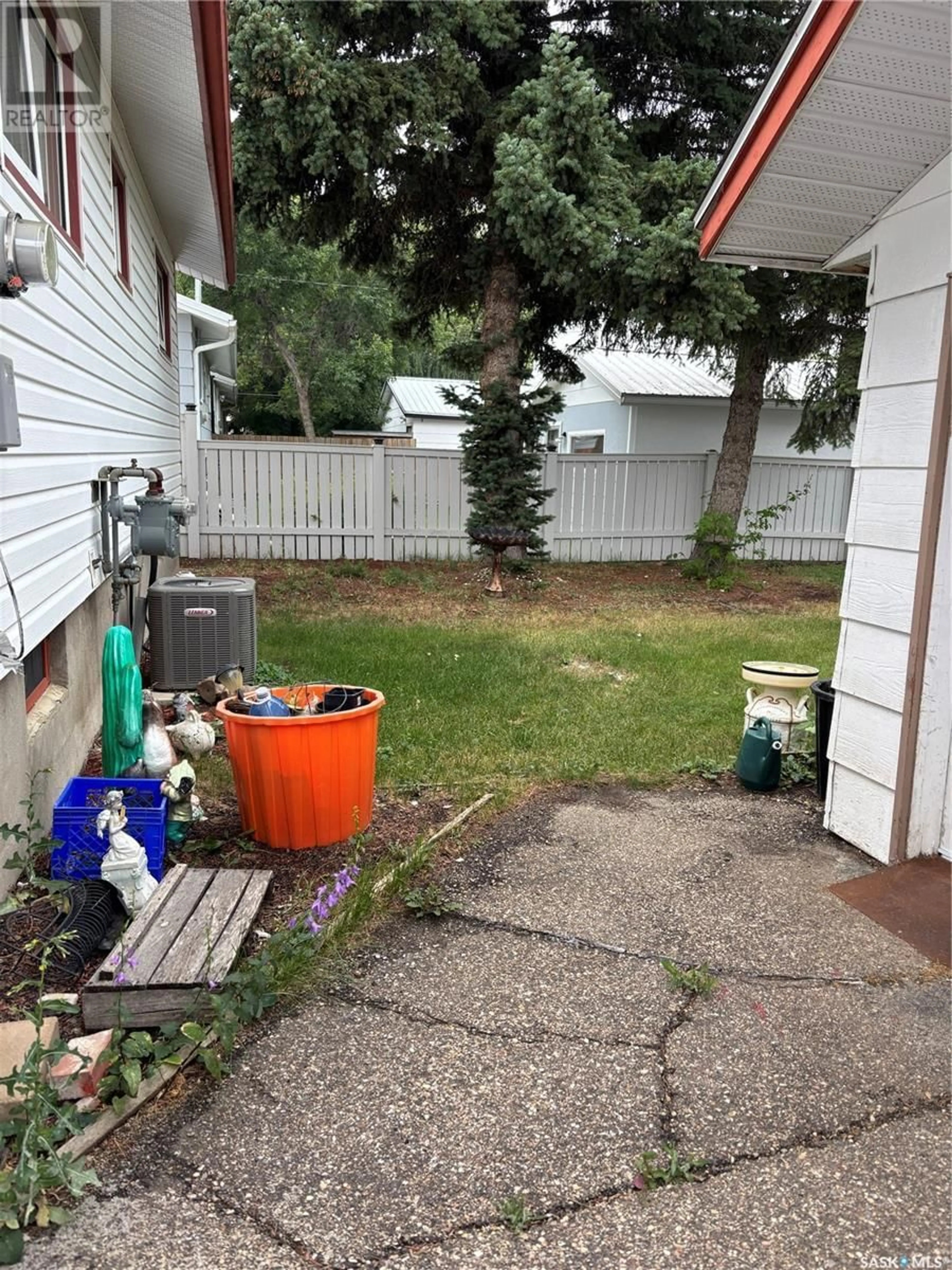 Patio, street for 207 GRIFFIN STREET, Maple Creek Saskatchewan S0N1N0