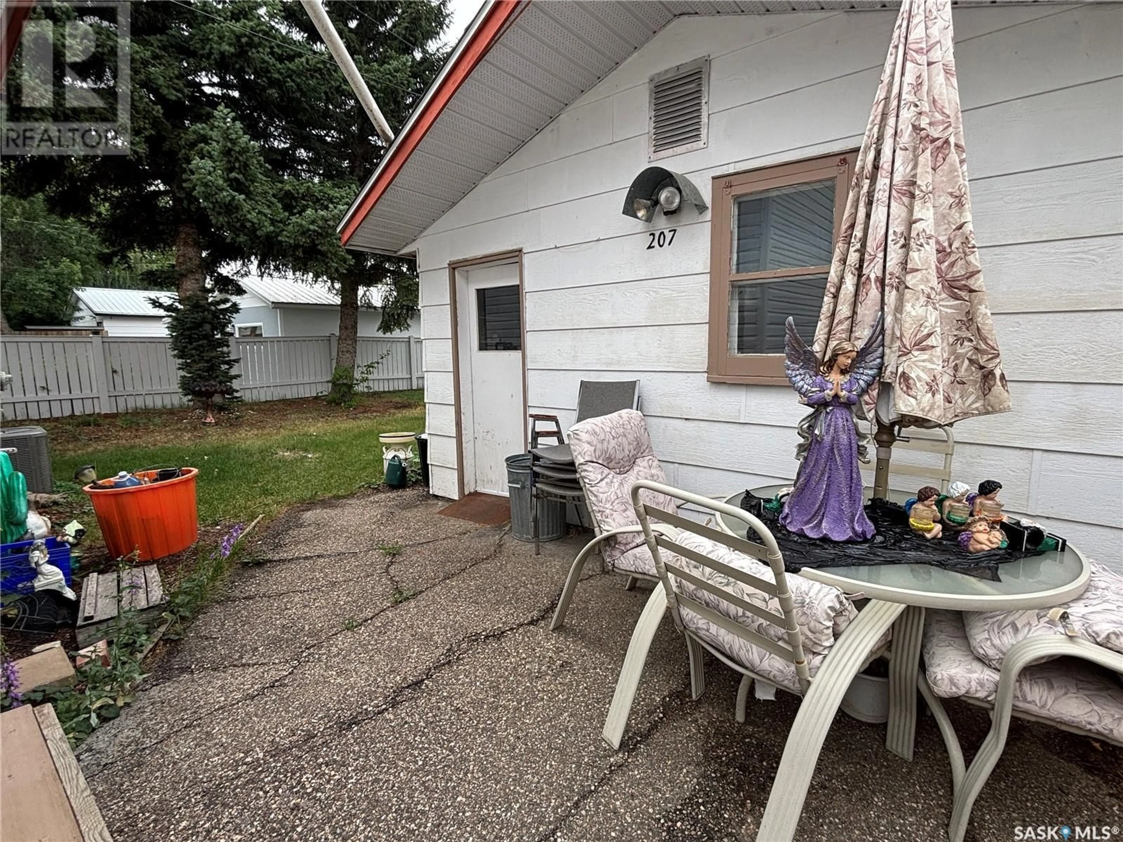Patio, street for 207 GRIFFIN STREET, Maple Creek Saskatchewan S0N1N0