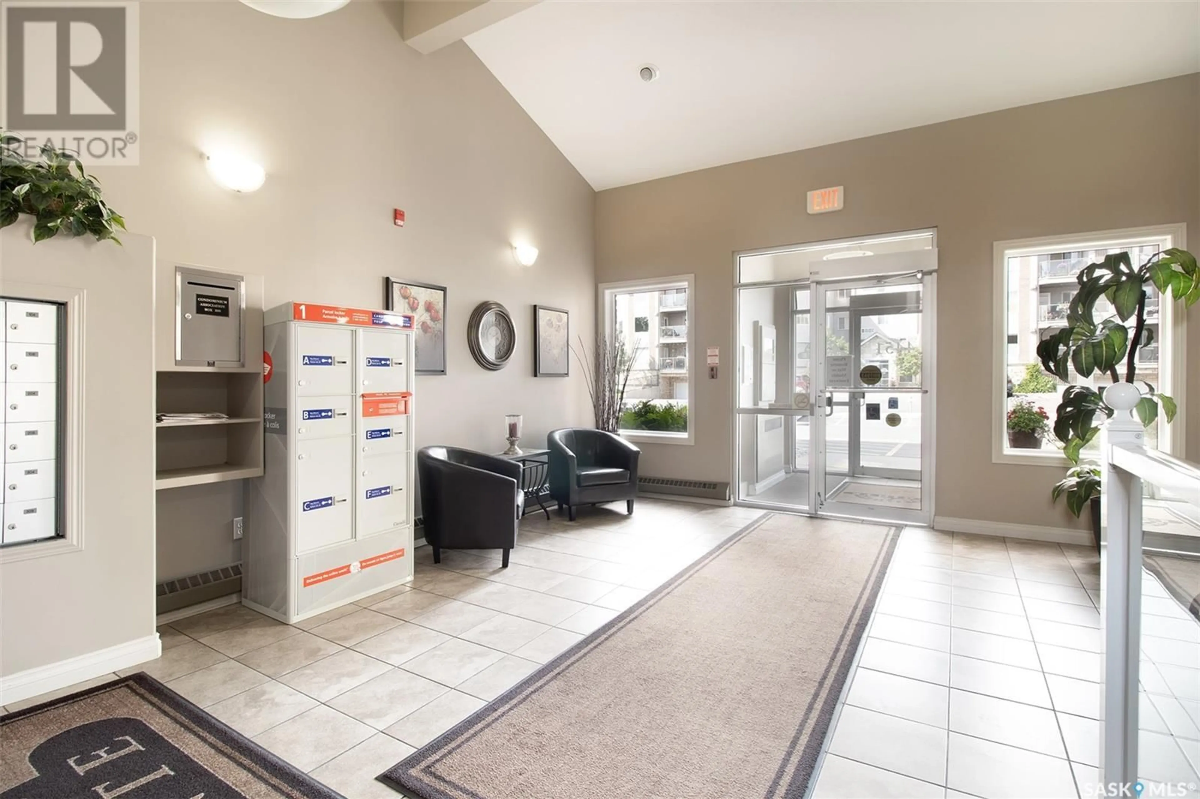Indoor foyer for 101 - 4451 NICURITY DRIVE, Regina Saskatchewan S4X0E4