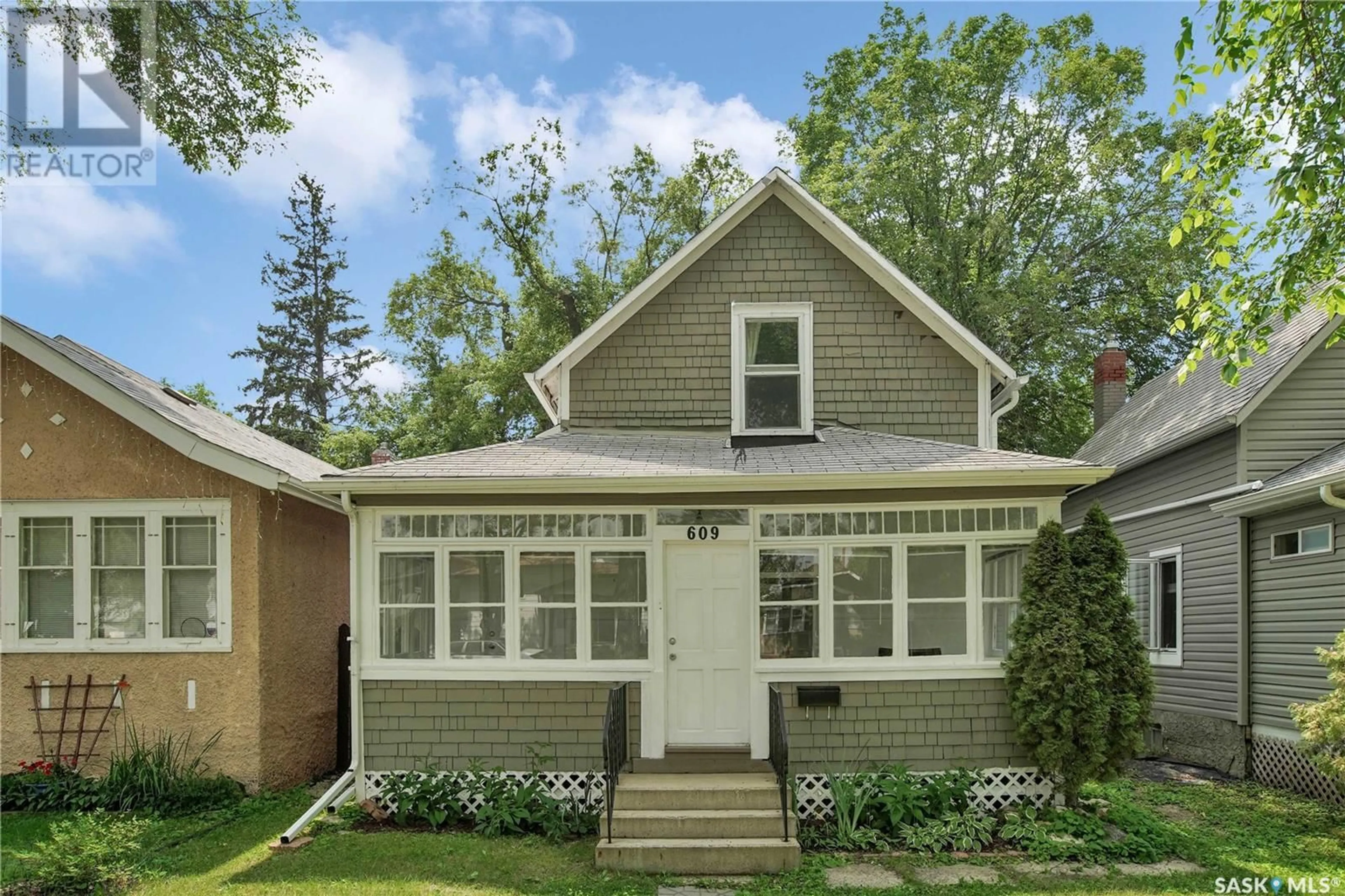 Home with vinyl exterior material, street for 609 29TH STREET, Saskatoon Saskatchewan S7L0M7