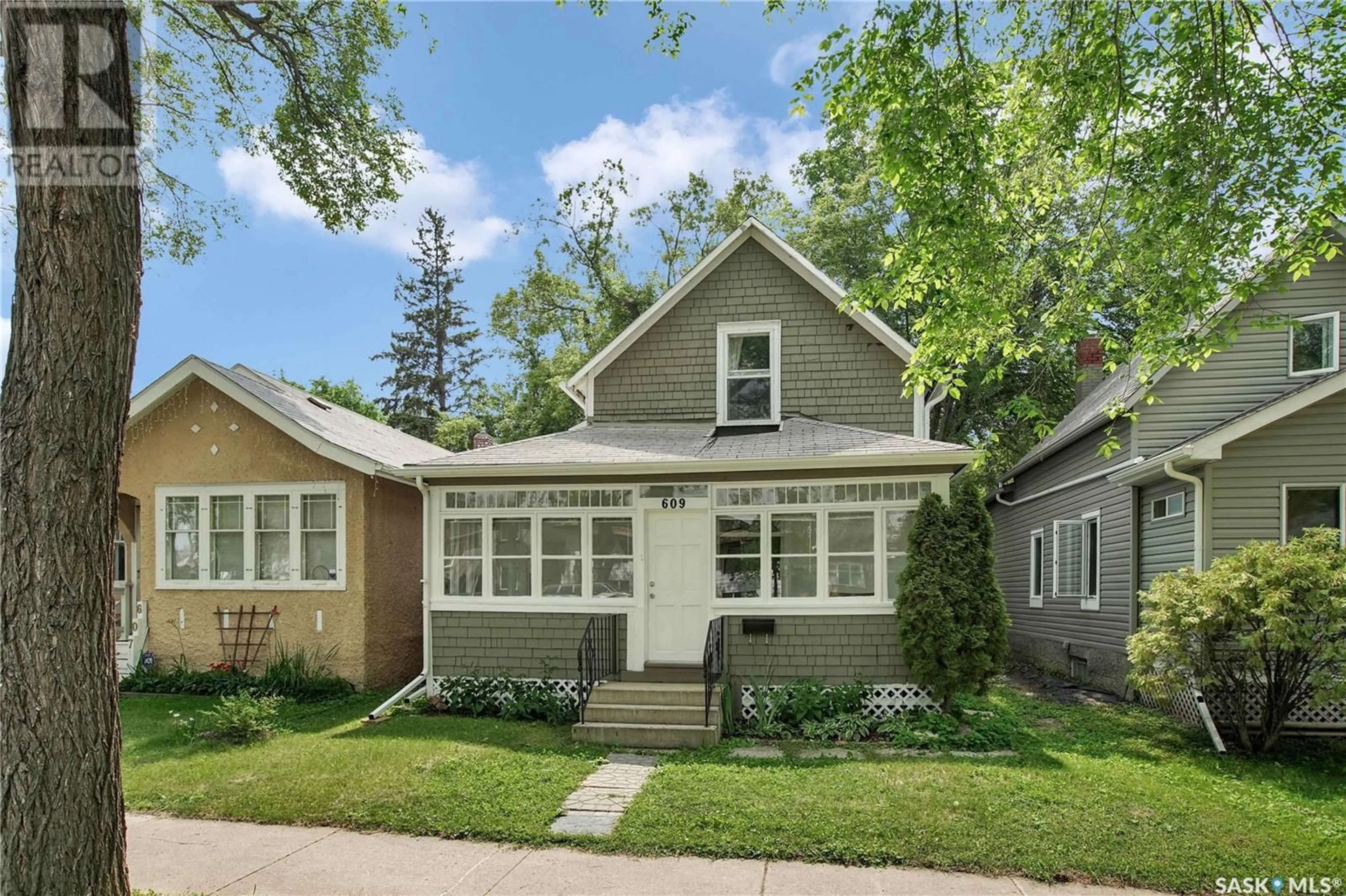Home with vinyl exterior material, street for 609 29TH STREET, Saskatoon Saskatchewan S7L0M7