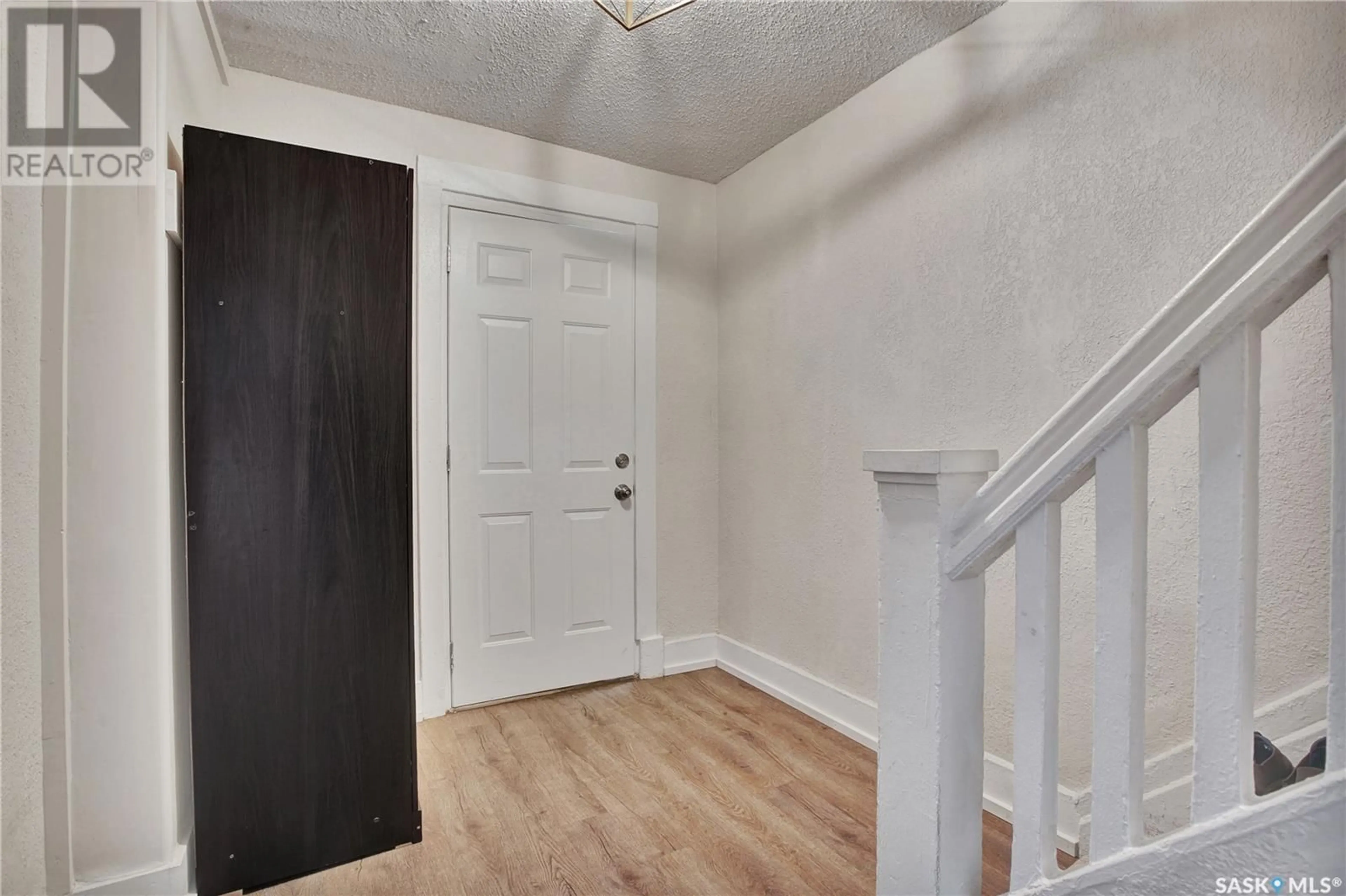 Indoor entryway for 609 29TH STREET, Saskatoon Saskatchewan S7L0M7