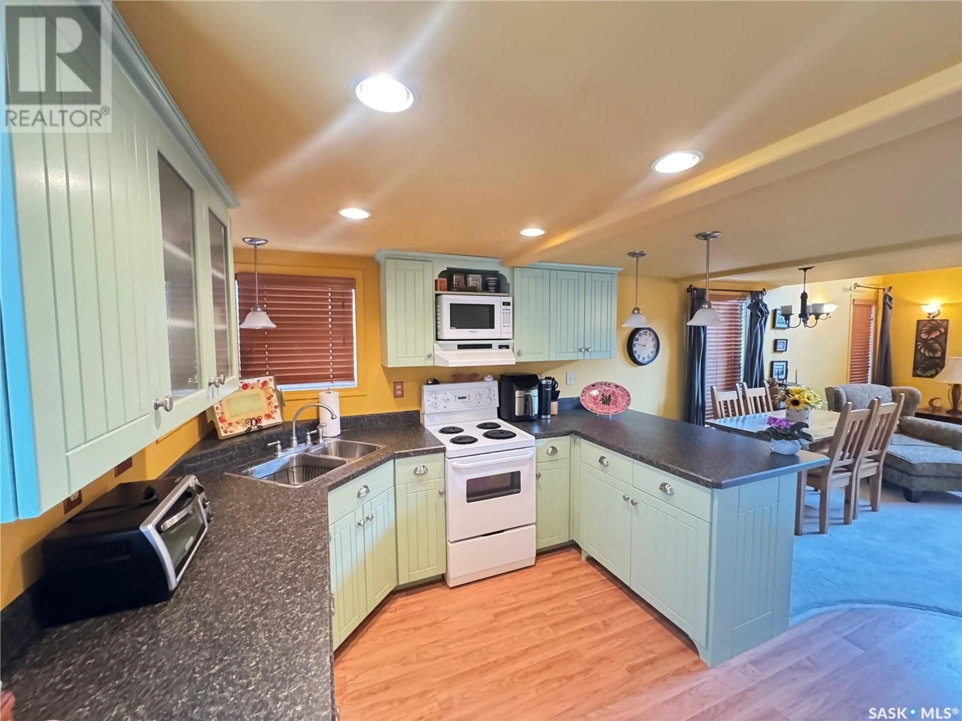 Open concept kitchen, unknown for 1552 FINCH, Prince Albert National Park Saskatchewan S0J2Y0
