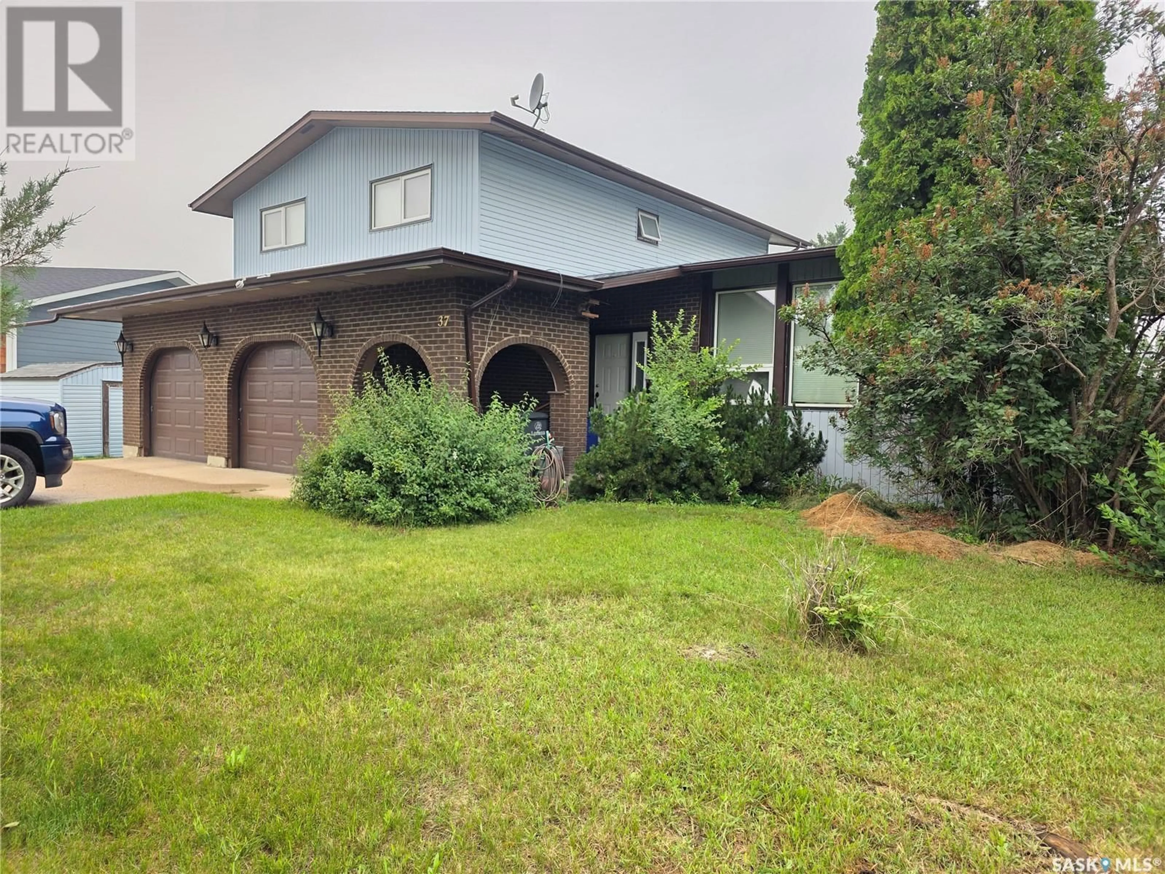 A pic from outside/outdoor area/front of a property/back of a property/a pic from drone, street for 37 TUFTS CRESCENT, Outlook Saskatchewan S0L2N0