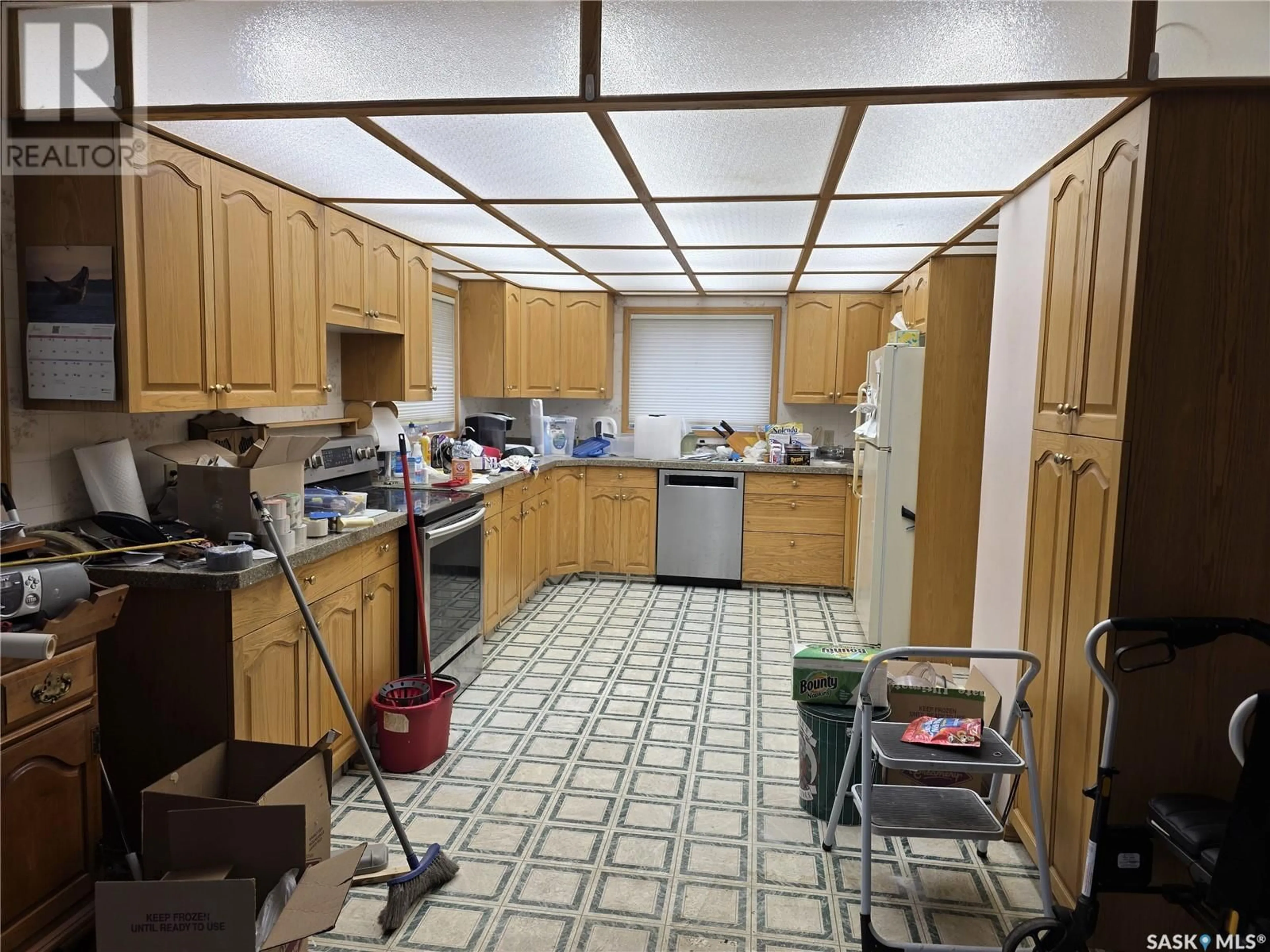 Standard kitchen, unknown for 37 TUFTS CRESCENT, Outlook Saskatchewan S0L2N0