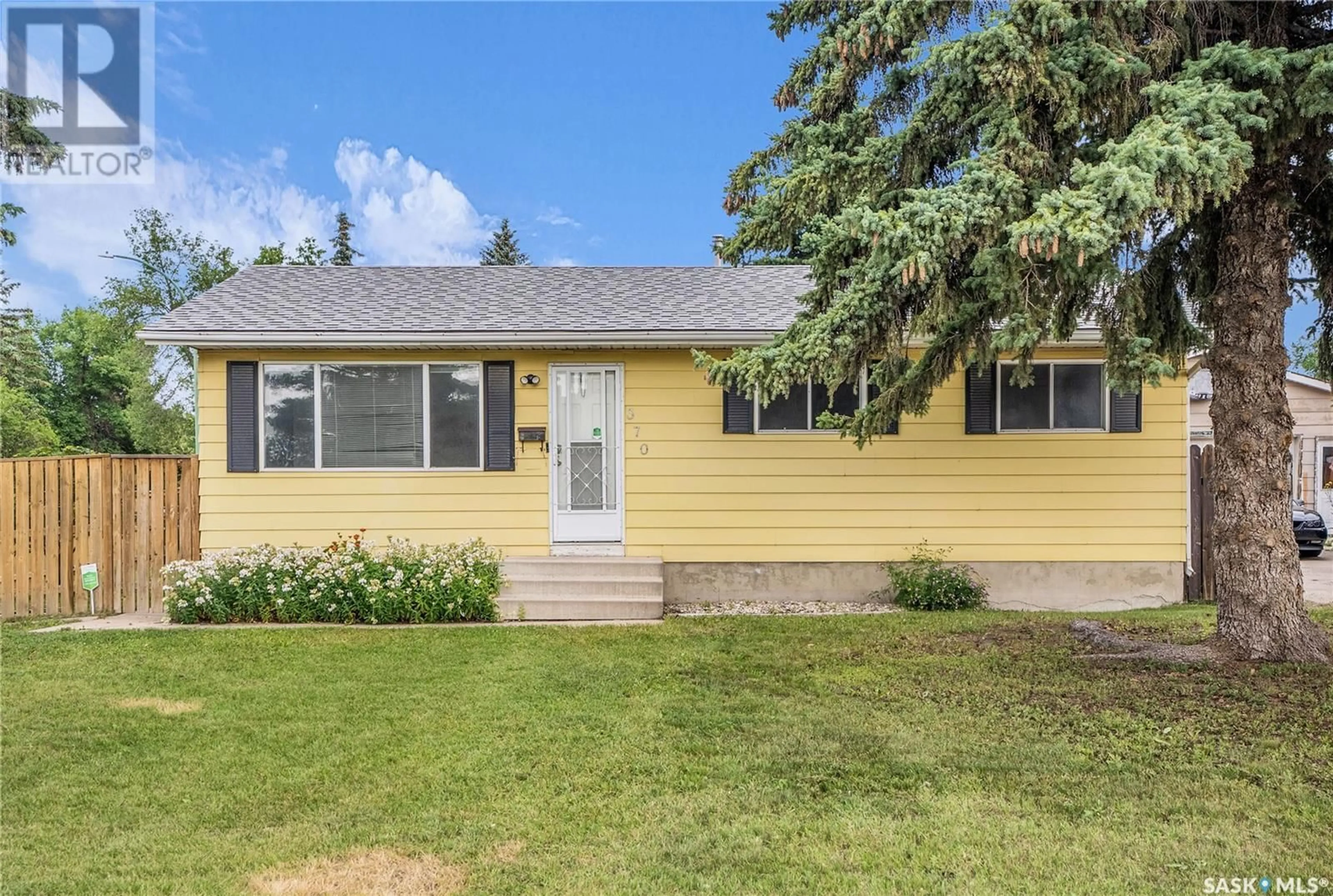 Home with vinyl exterior material, street for 370 PENDYGRASSE ROAD, Saskatoon Saskatchewan S7M4M2