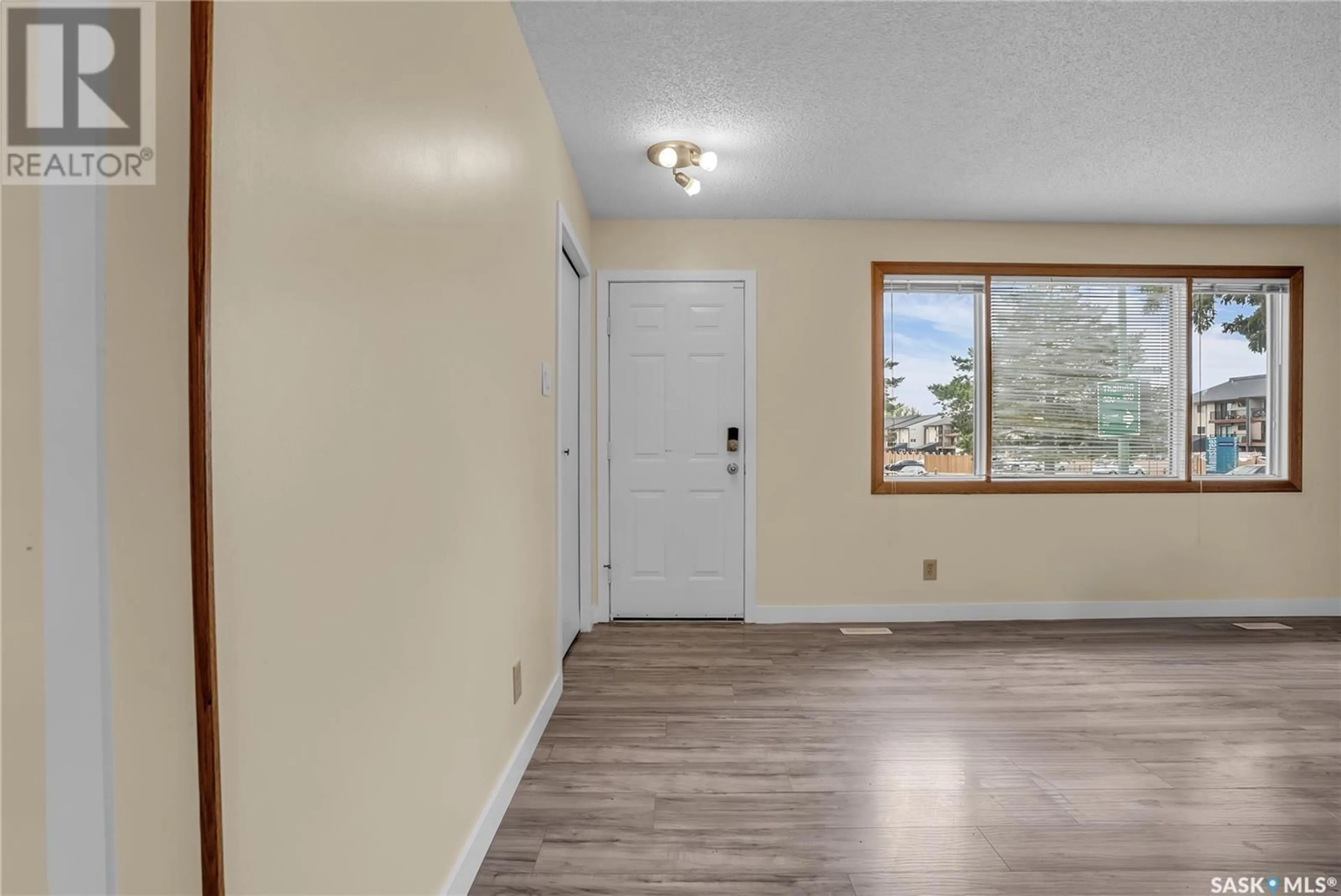 Indoor entryway for 370 PENDYGRASSE ROAD, Saskatoon Saskatchewan S7M4M2