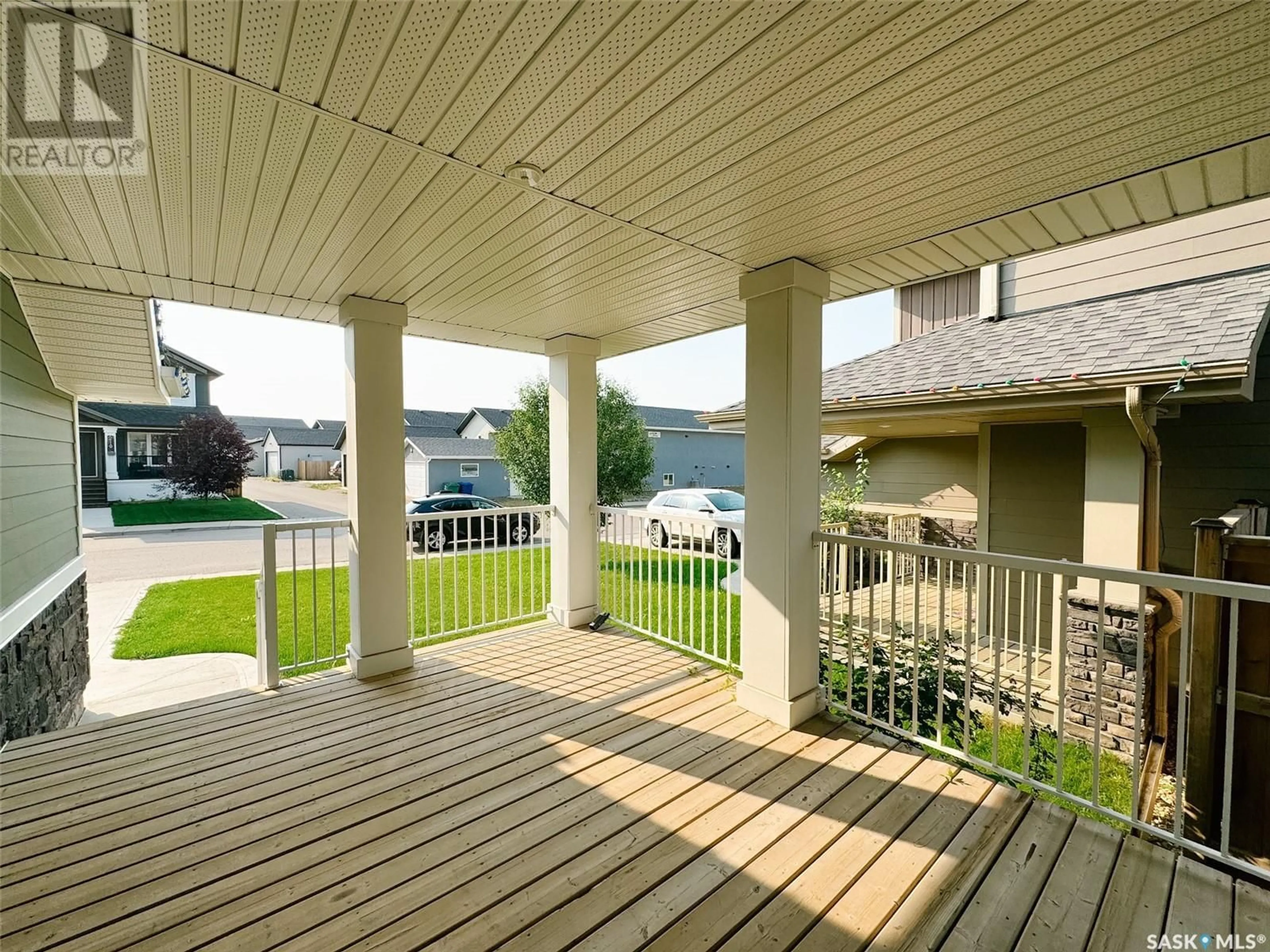Patio, water/lake/river/ocean view for 215 EATON CRESCENT, Saskatoon Saskatchewan S7V0H4