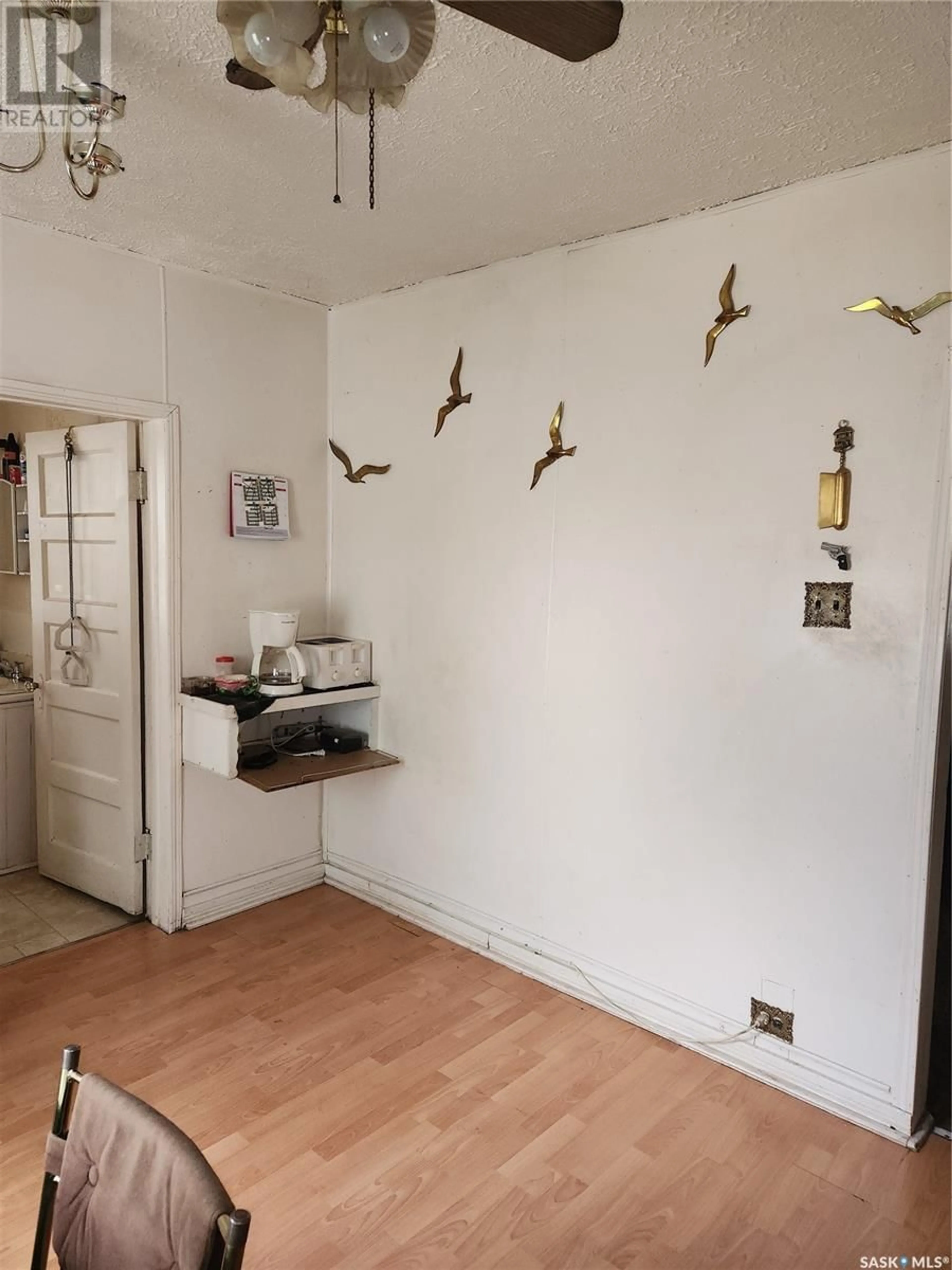 A pic of a room for 427 HOME STREET, Moose Jaw Saskatchewan S6H4X7