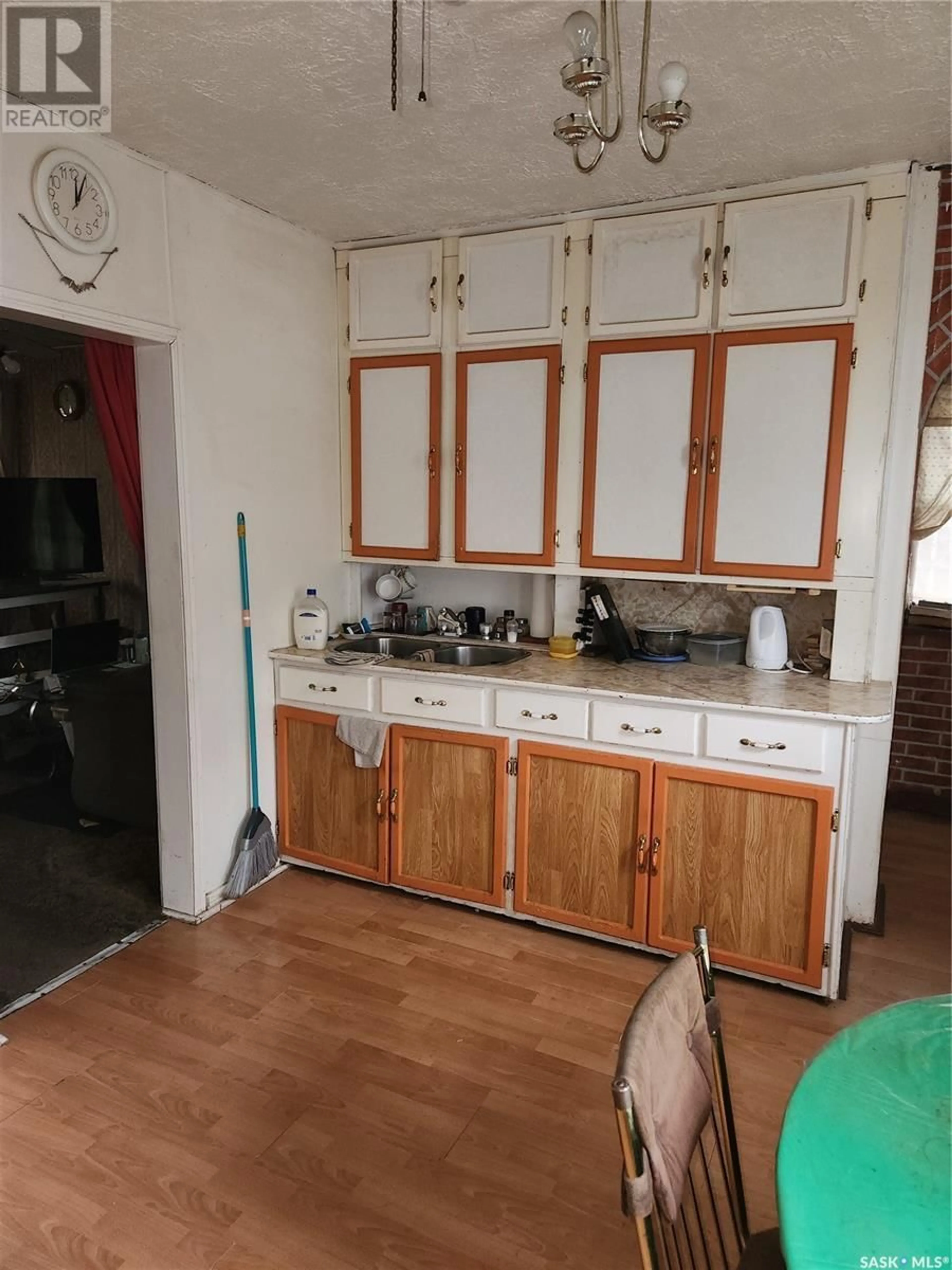 Standard kitchen, unknown for 427 HOME STREET, Moose Jaw Saskatchewan S6H4X7