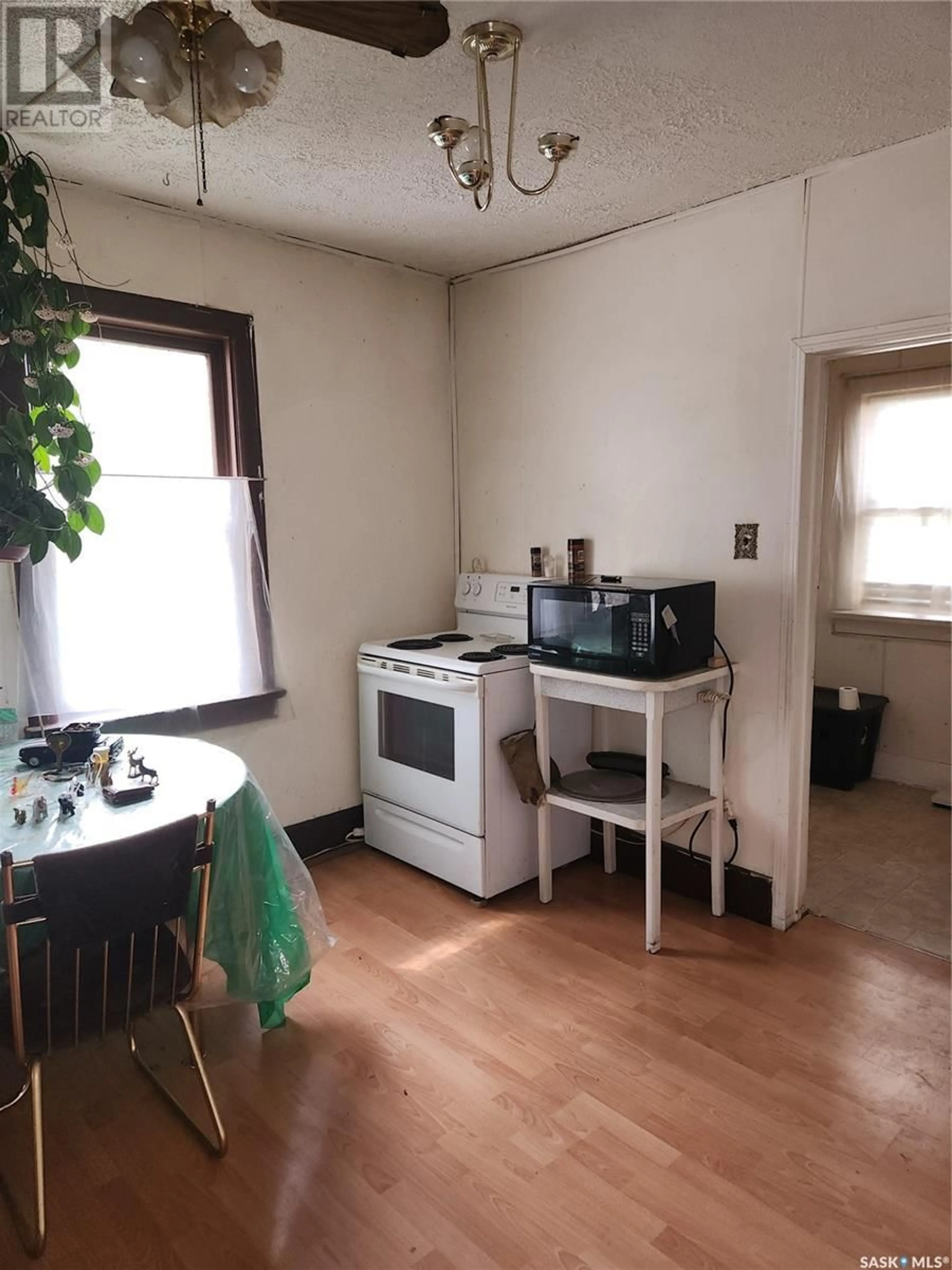 A pic of a room for 427 HOME STREET, Moose Jaw Saskatchewan S6H4X7