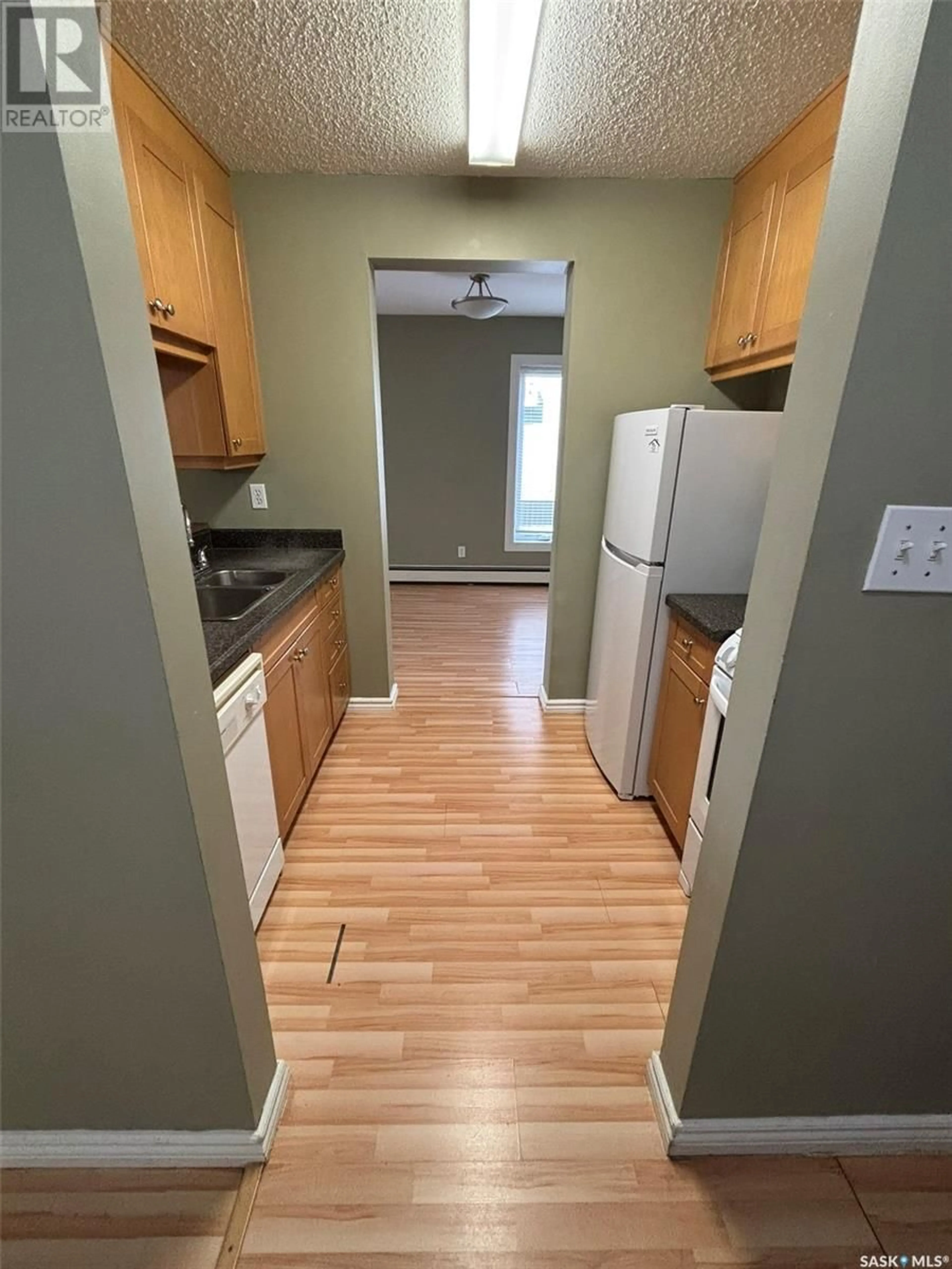 Standard kitchen, unknown for N - 304 431 4TH AVENUE, Saskatoon Saskatchewan S7K2M4