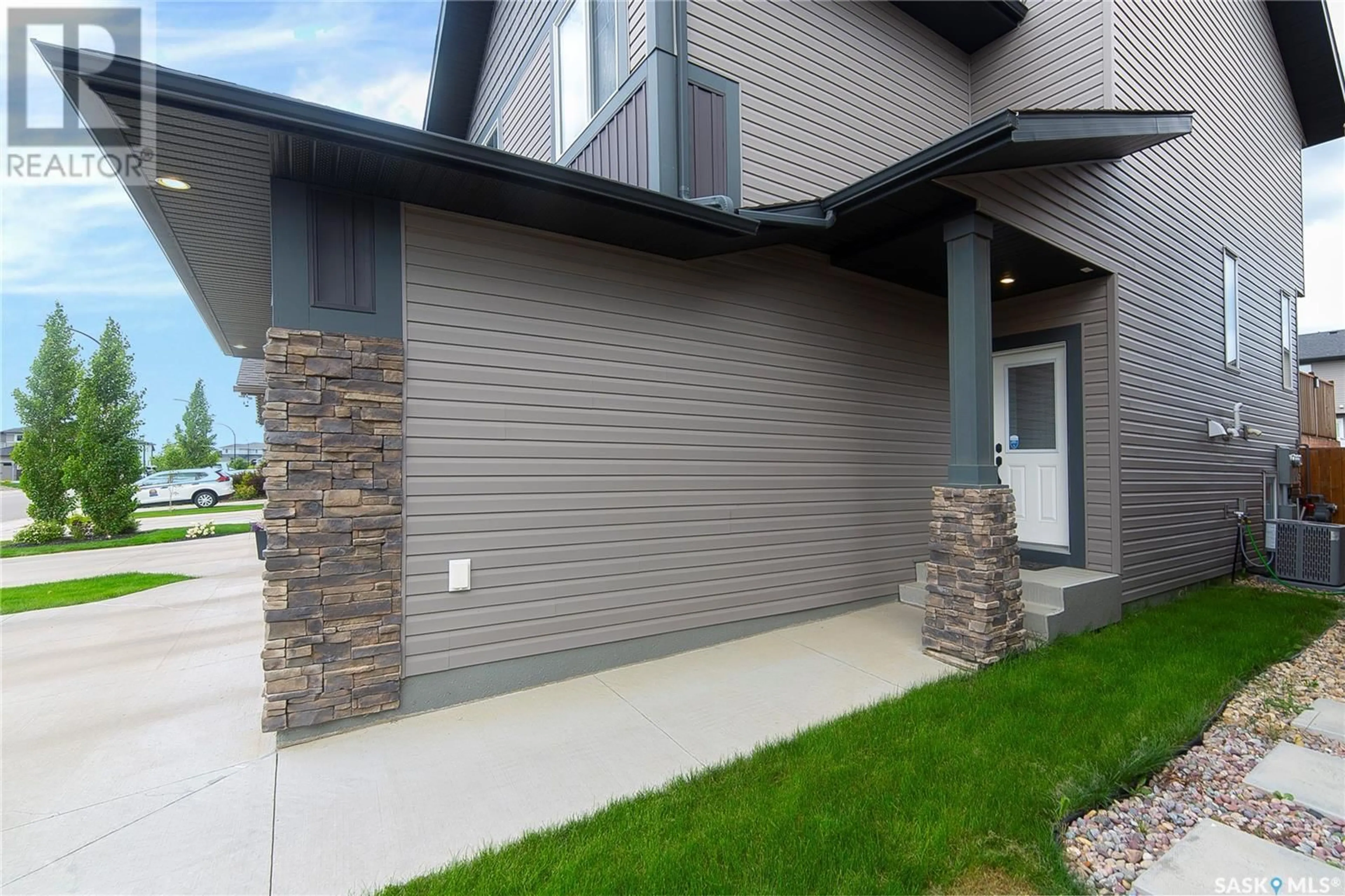 Home with vinyl exterior material, street for 337 GERMAIN MANOR, Saskatoon Saskatchewan S7V0T7