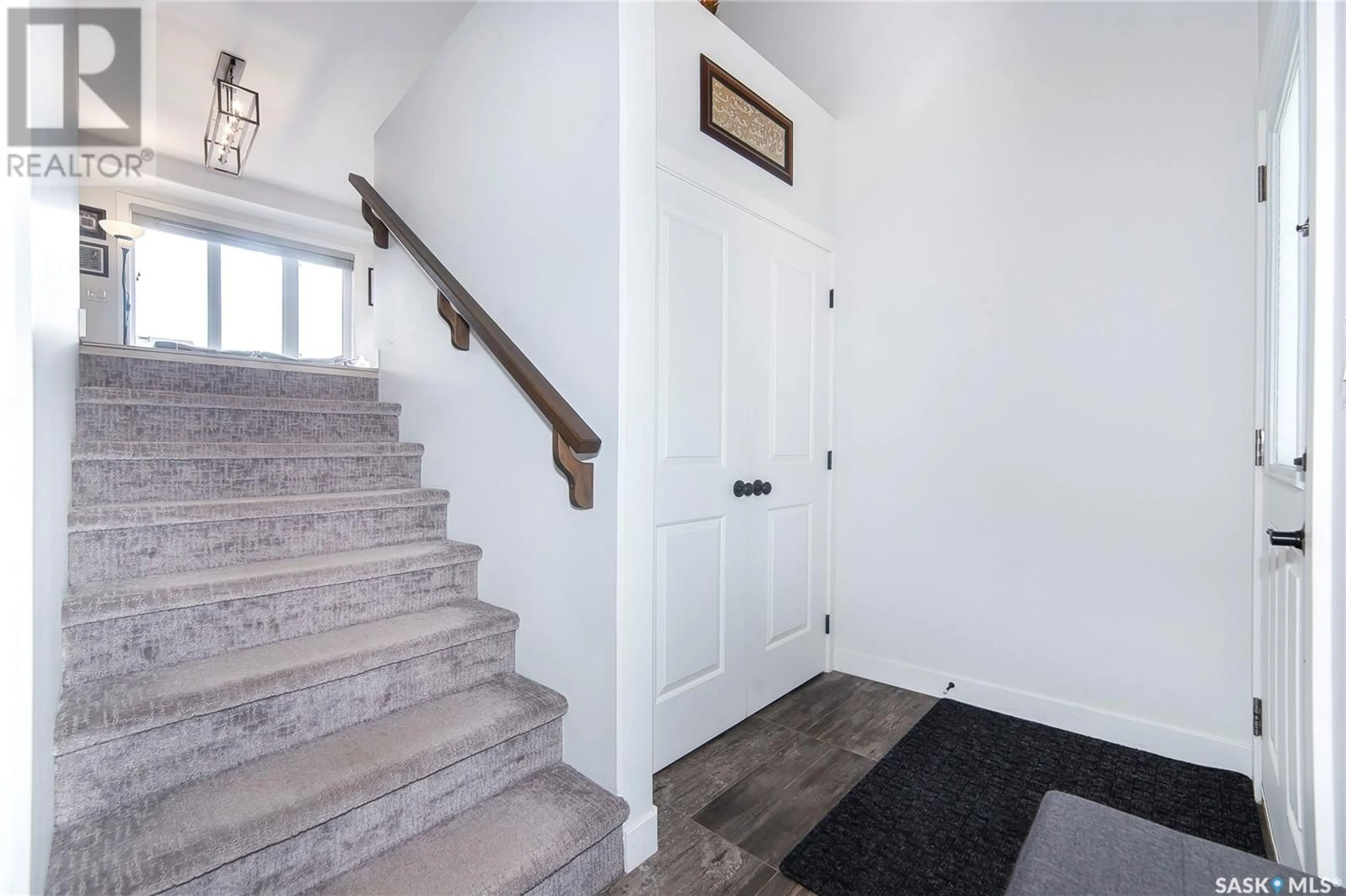 Indoor entryway for 337 GERMAIN MANOR, Saskatoon Saskatchewan S7V0T7
