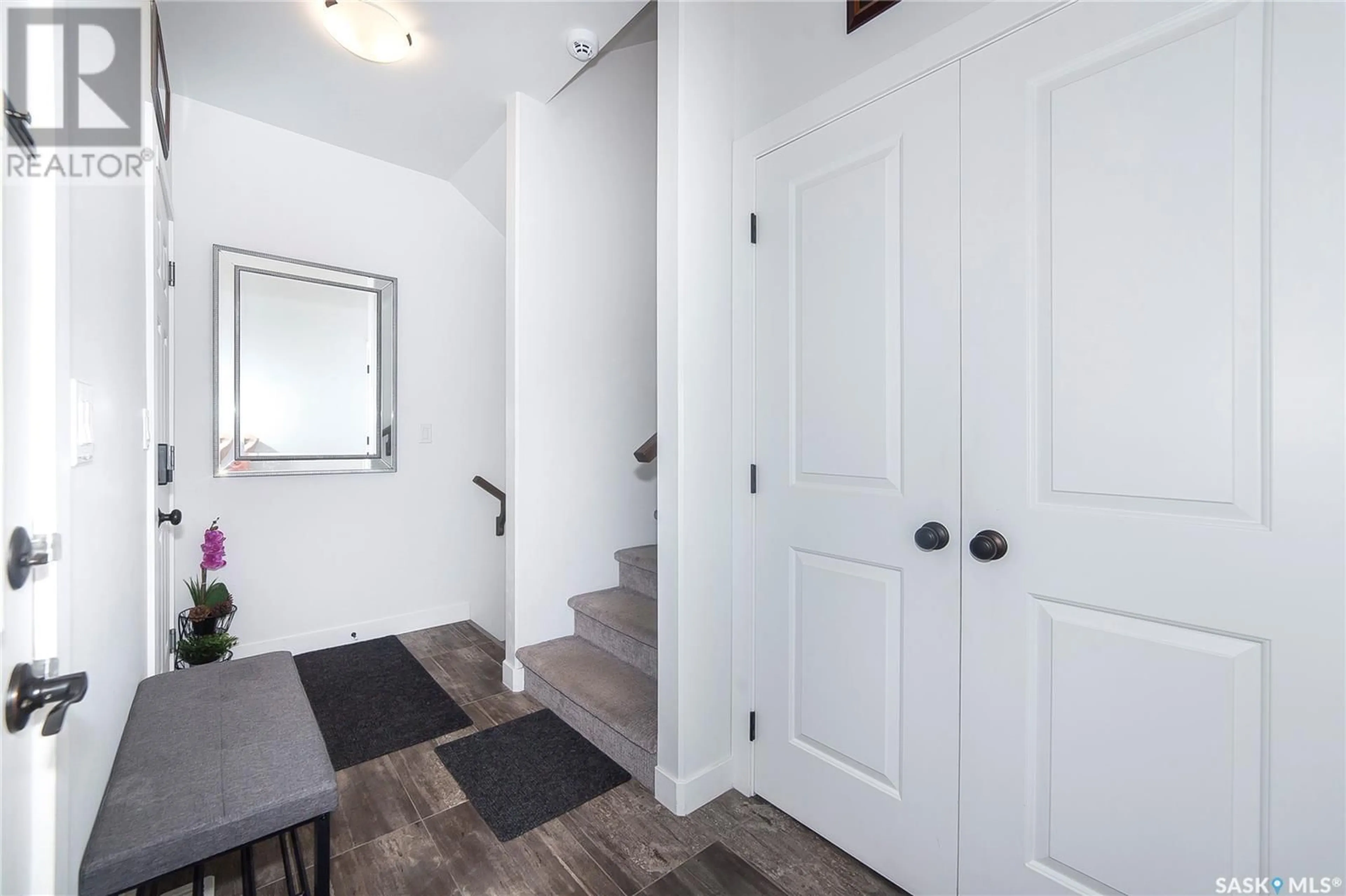 Indoor entryway for 337 GERMAIN MANOR, Saskatoon Saskatchewan S7V0T7