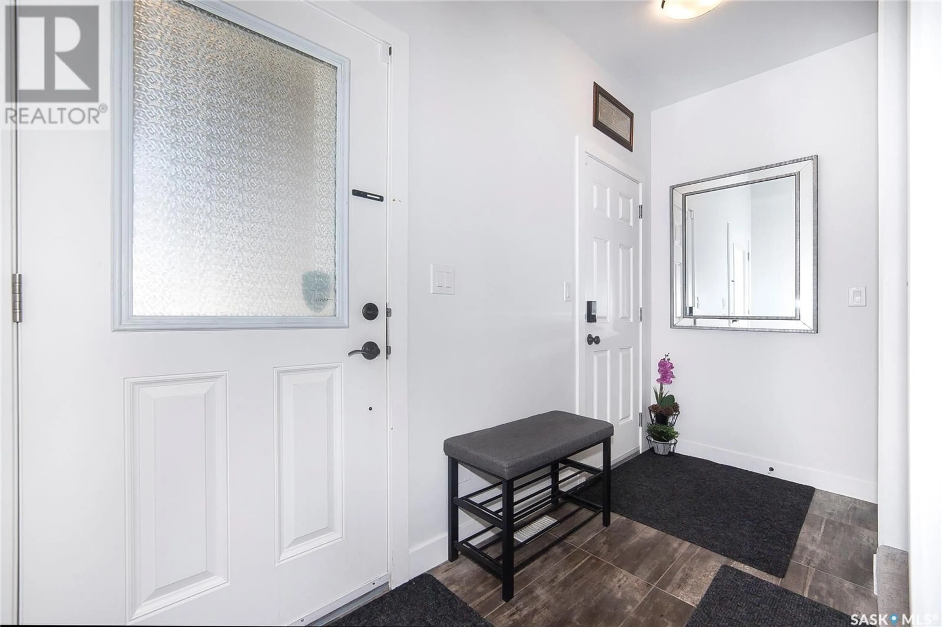 Indoor entryway for 337 GERMAIN MANOR, Saskatoon Saskatchewan S7V0T7