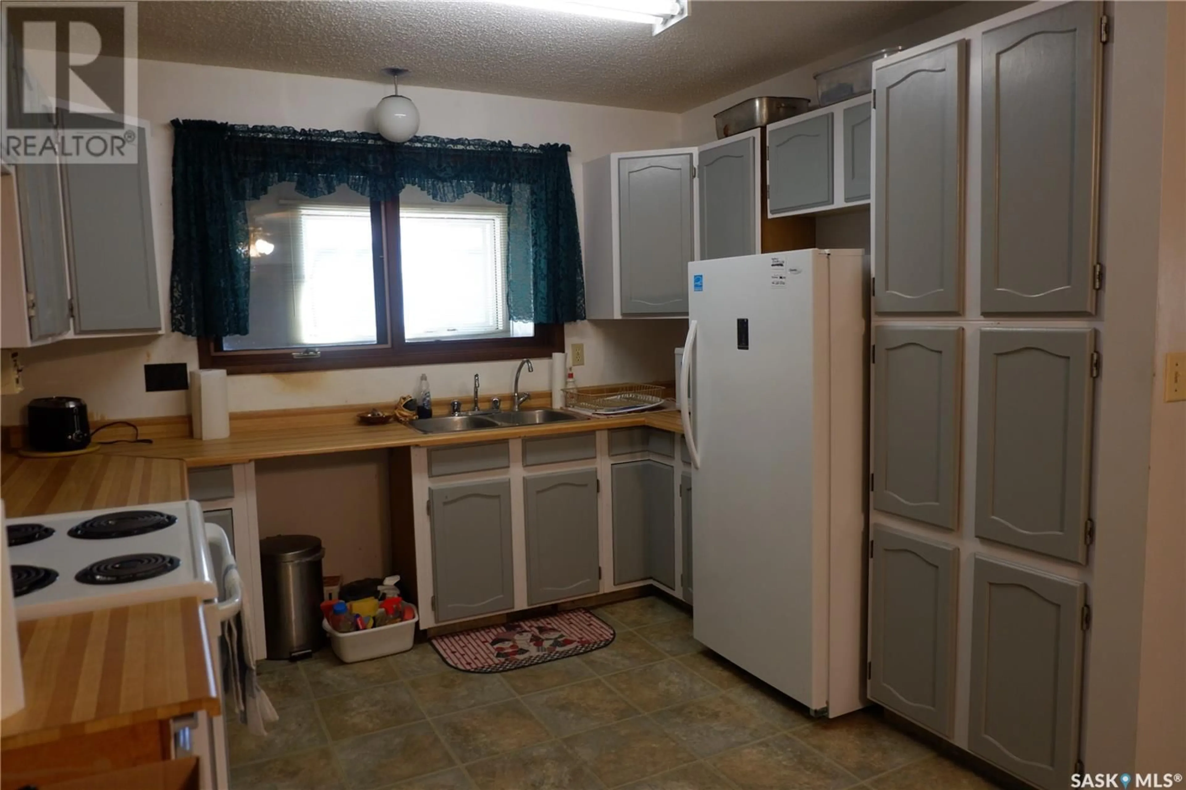 Standard kitchen, unknown for 235 KING STREET, Coronach Saskatchewan S0H0Z0