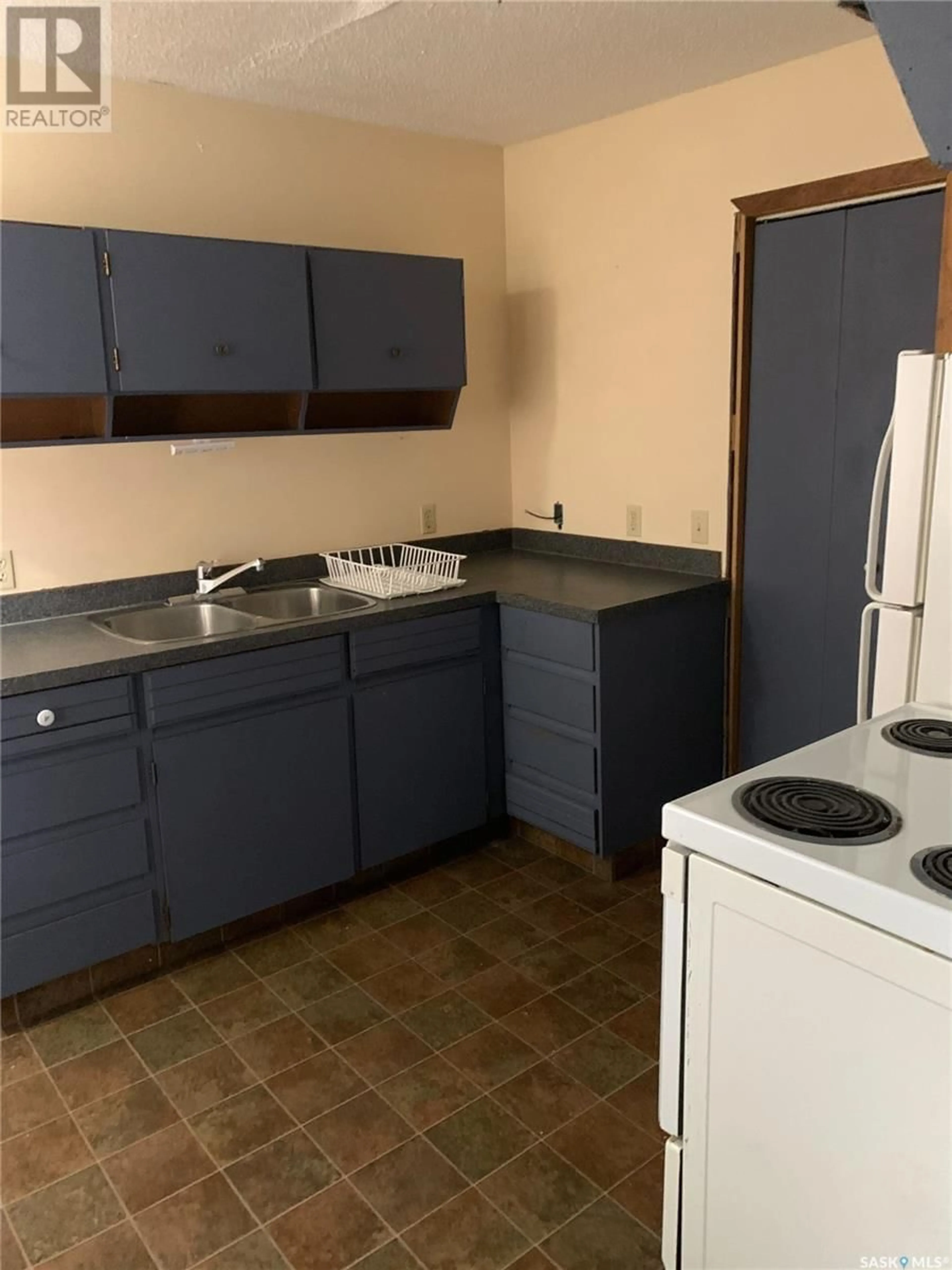 Standard kitchen, unknown for 2346 WINNIPEG STREET, Regina Saskatchewan S4P1H3