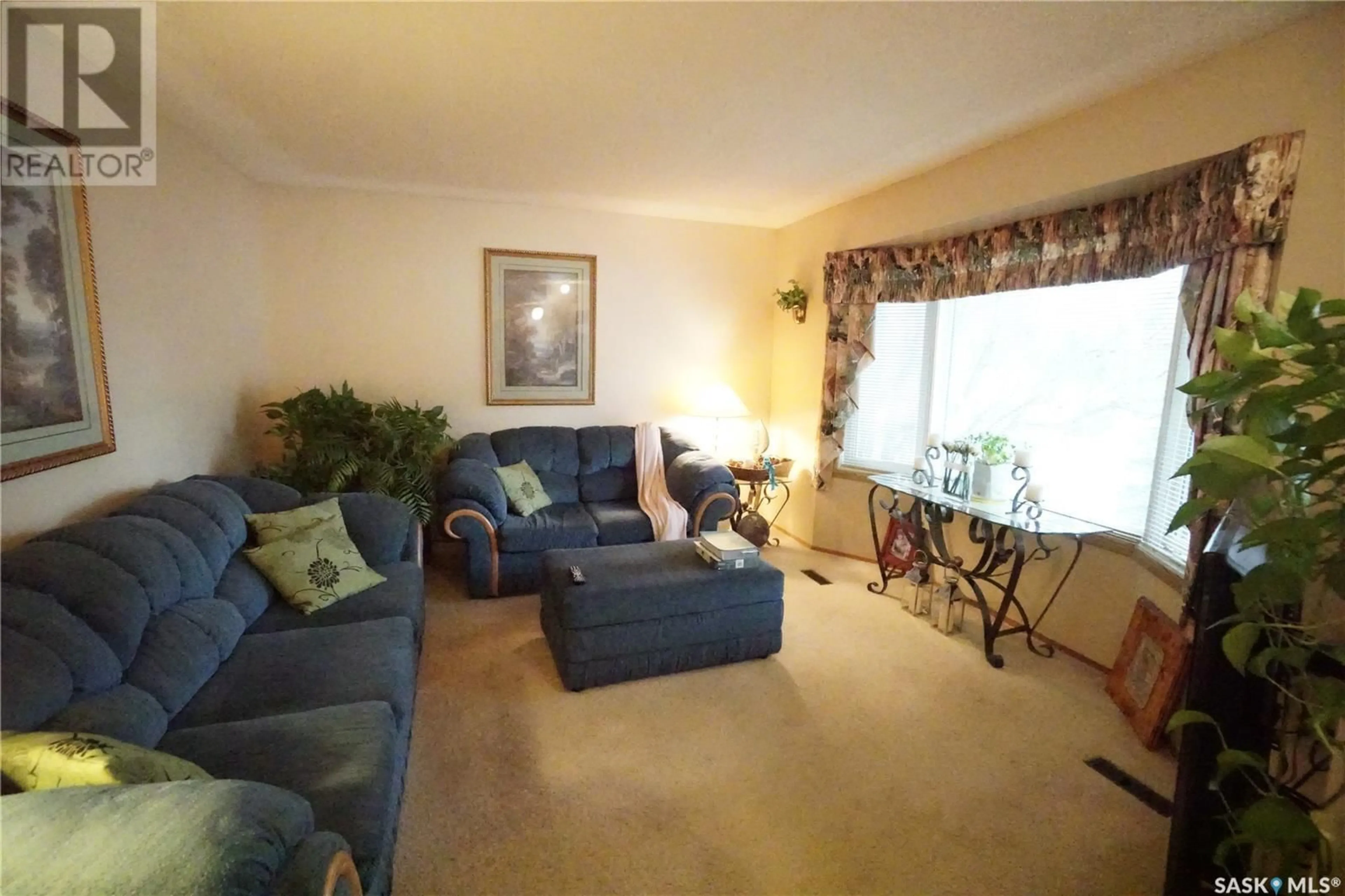 Living room with furniture, carpet floor for 986 GARRY STREET, Regina Saskatchewan S4X2N1