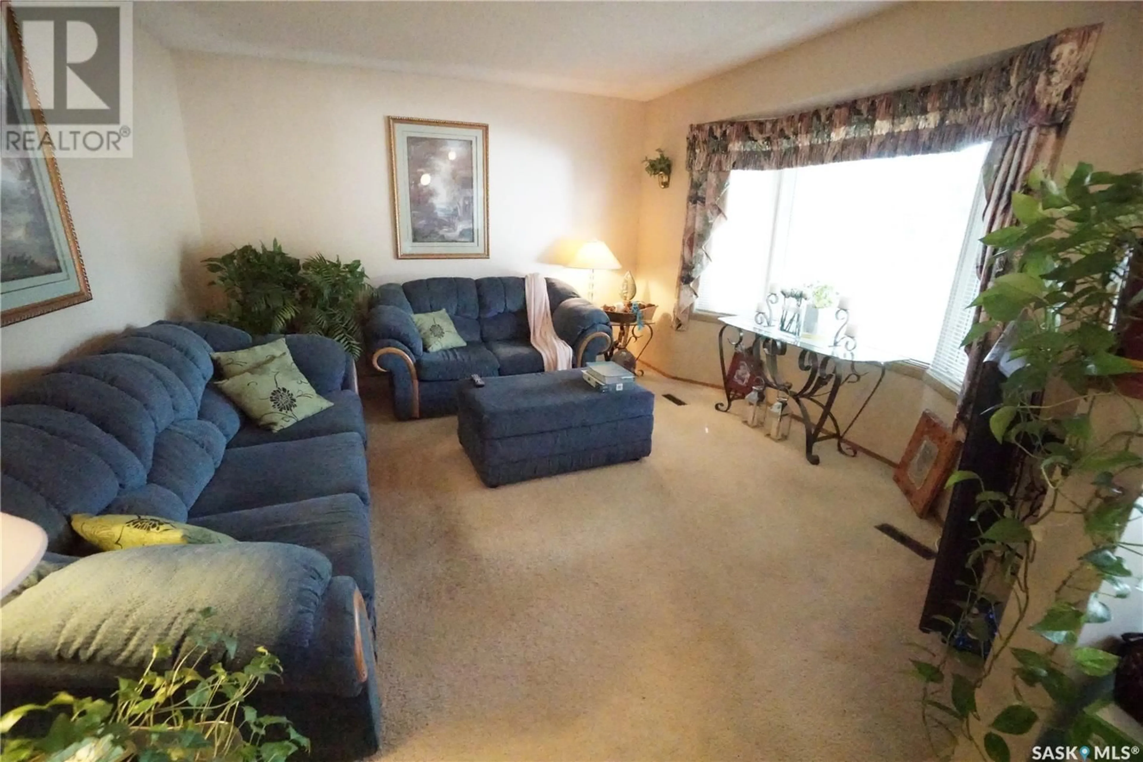 Living room with furniture, carpet floor for 986 GARRY STREET, Regina Saskatchewan S4X2N1