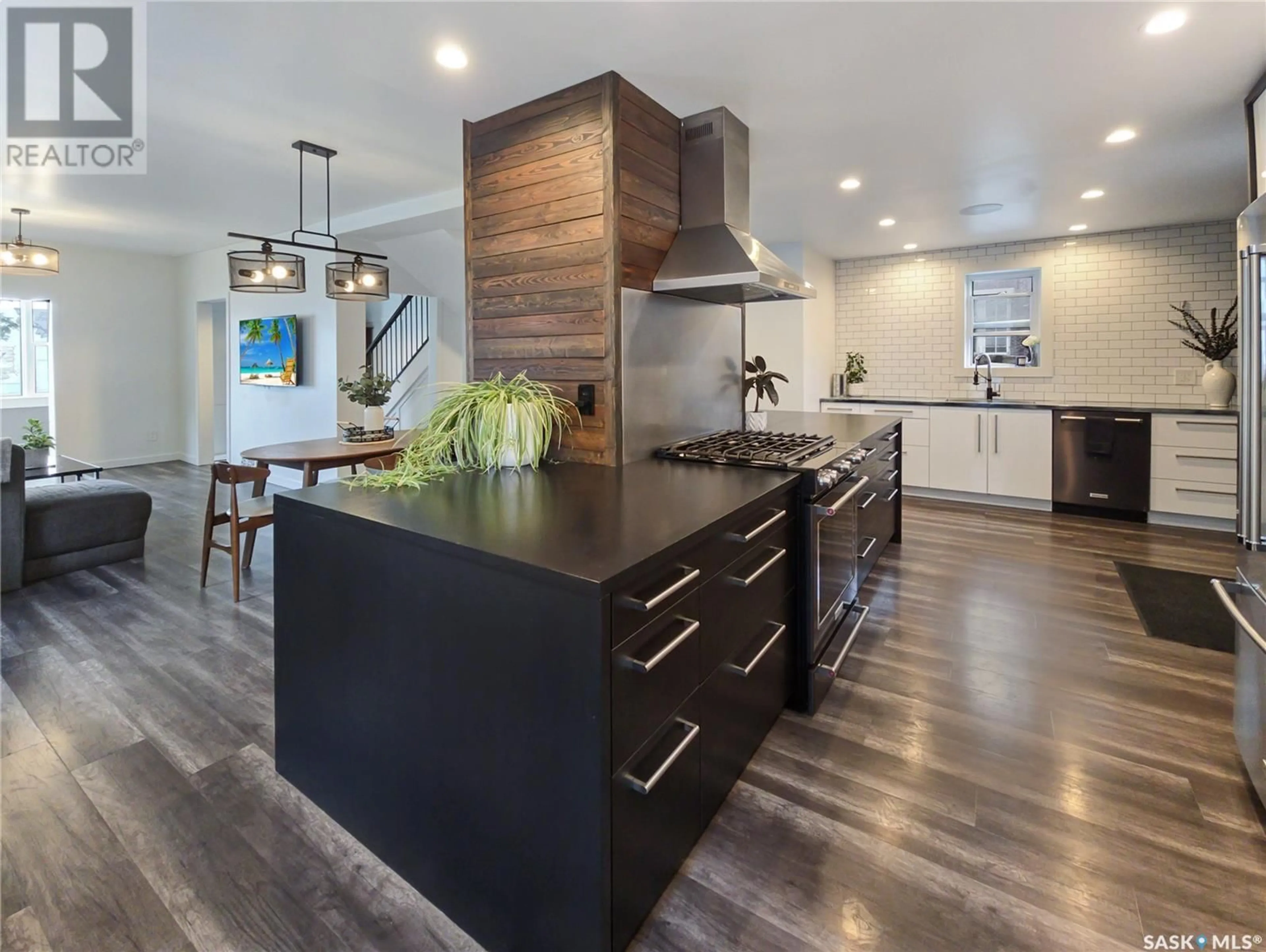 Contemporary kitchen, wood/laminate floor for 227 H AVENUE, Saskatoon Saskatchewan S7M1W1