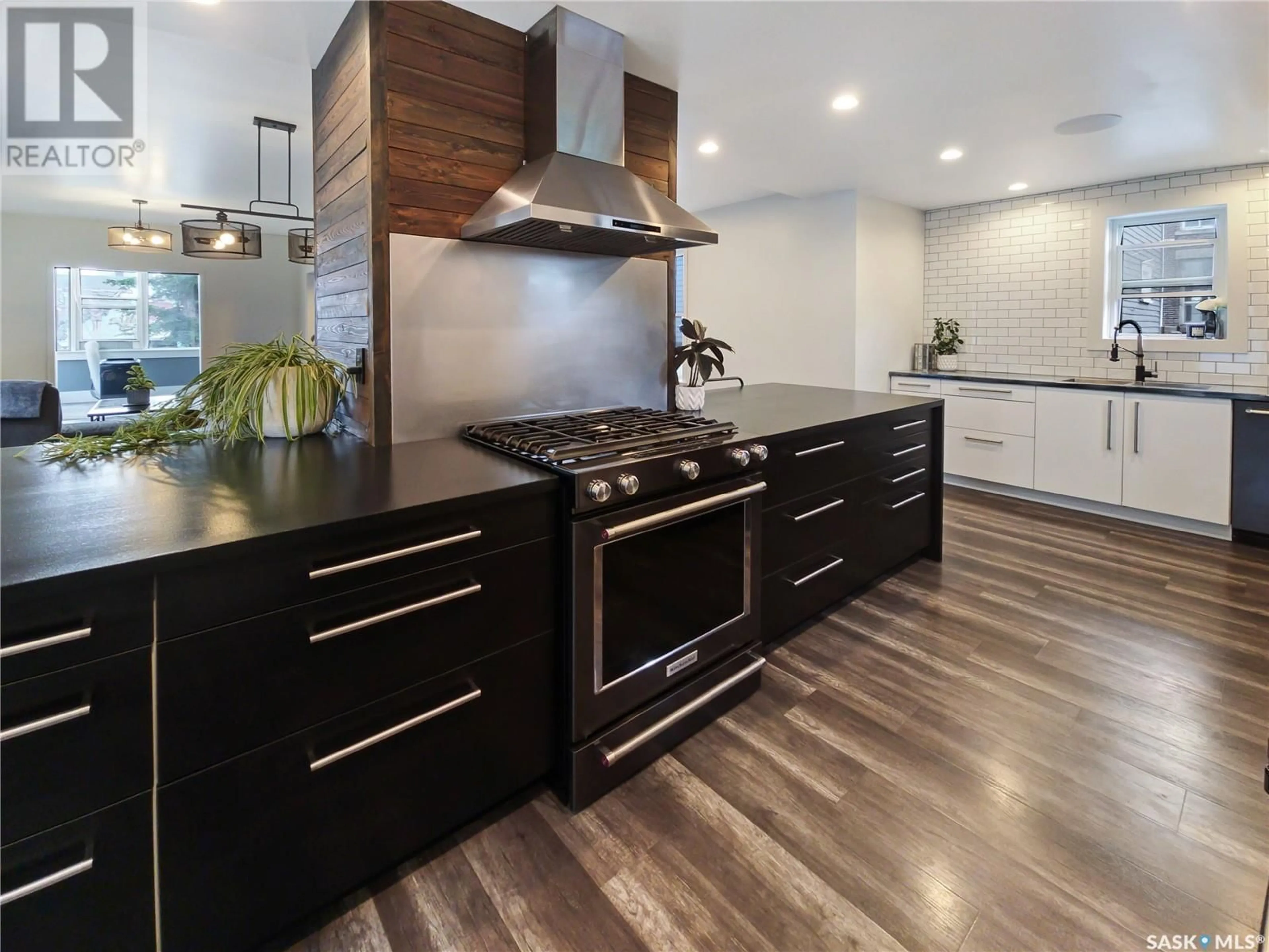 Contemporary kitchen, wood/laminate floor for 227 H AVENUE, Saskatoon Saskatchewan S7M1W1