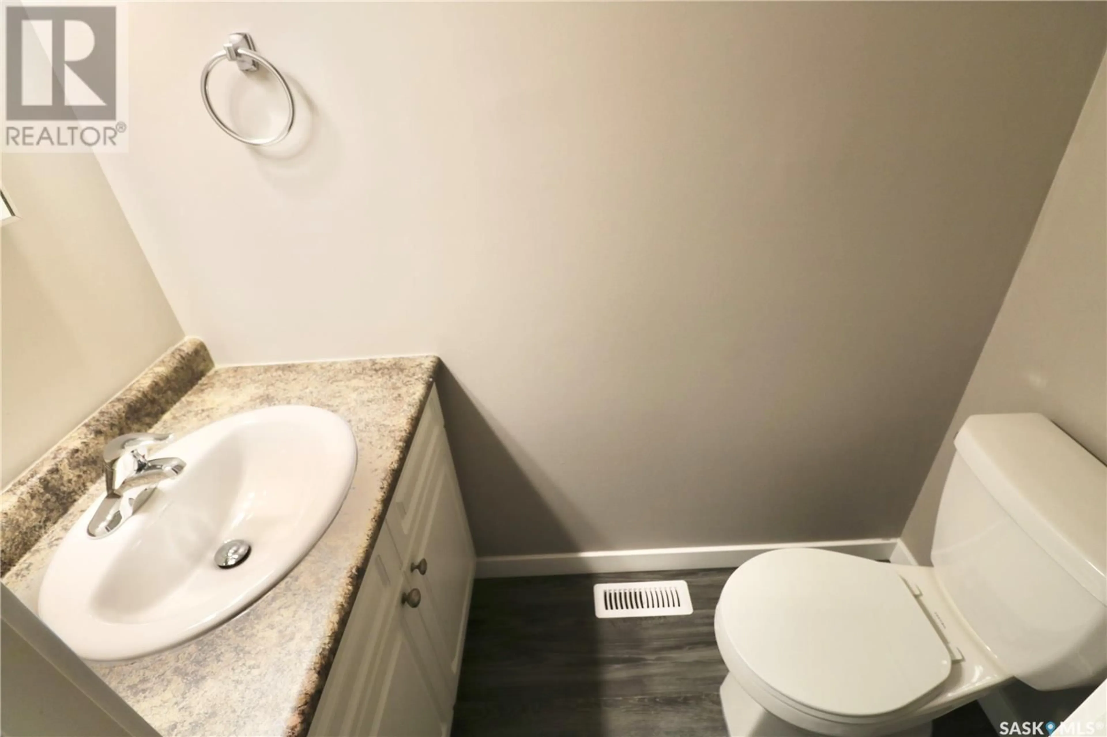Standard bathroom, unknown for 86 MACKENZIE MEWS, Regina Saskatchewan S4N5N2
