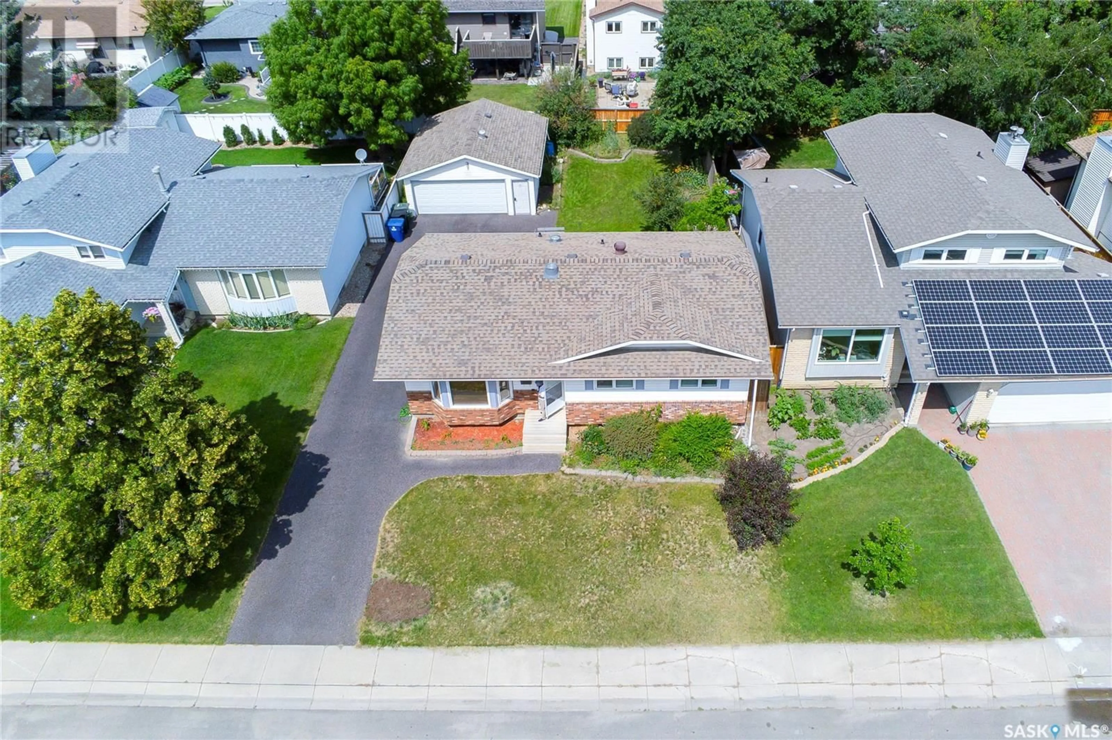 A pic from outside/outdoor area/front of a property/back of a property/a pic from drone, street for 215 HOGG WAY, Saskatoon Saskatchewan S7N3W4