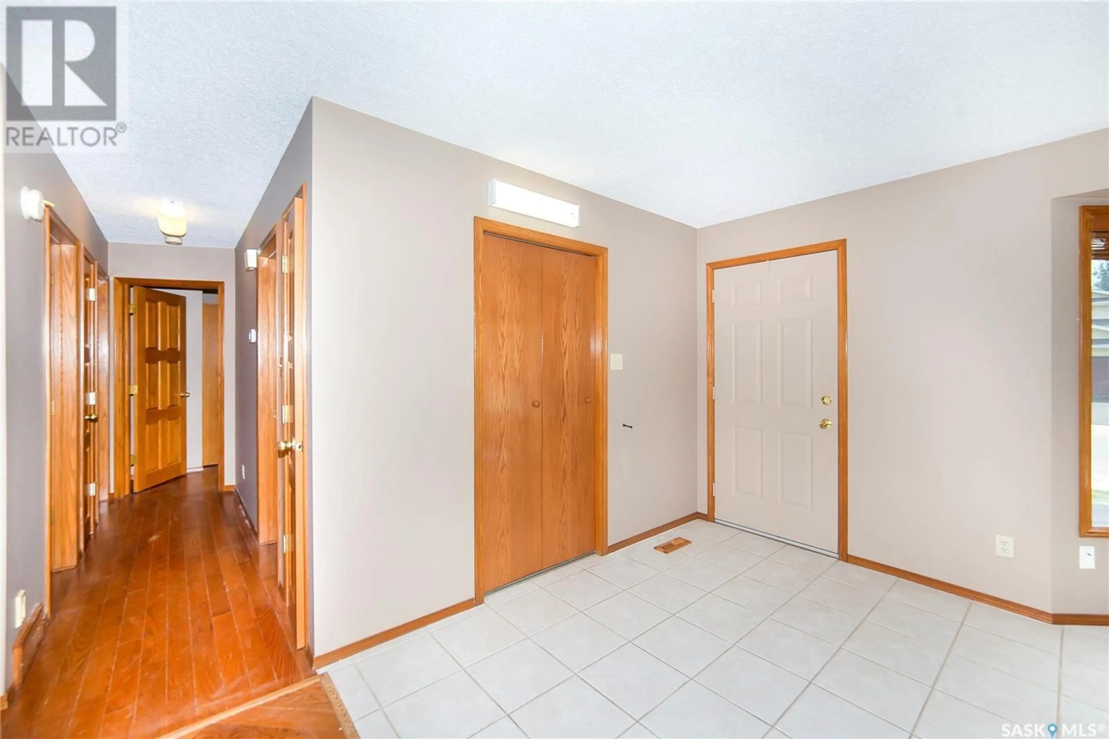 Indoor entryway for 215 HOGG WAY, Saskatoon Saskatchewan S7N3W4