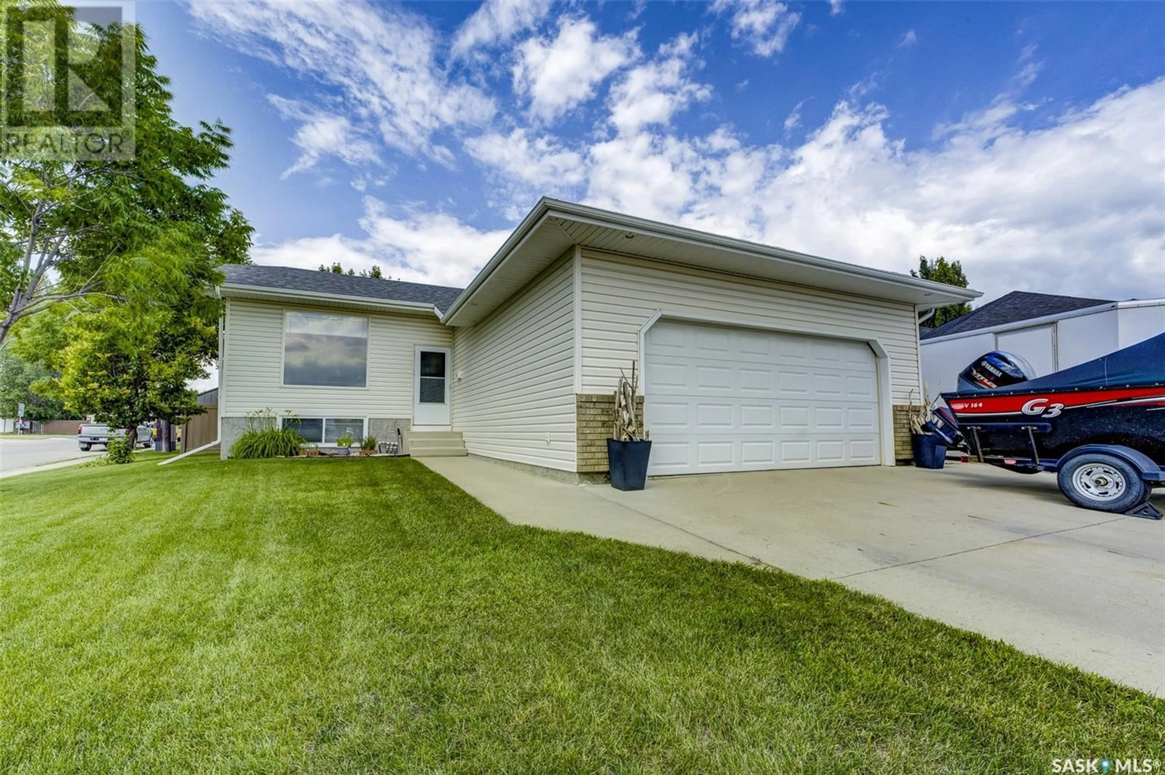 Home with vinyl exterior material, street for 926 OVERHOLT TERRACE, Saskatoon Saskatchewan S7N4S7