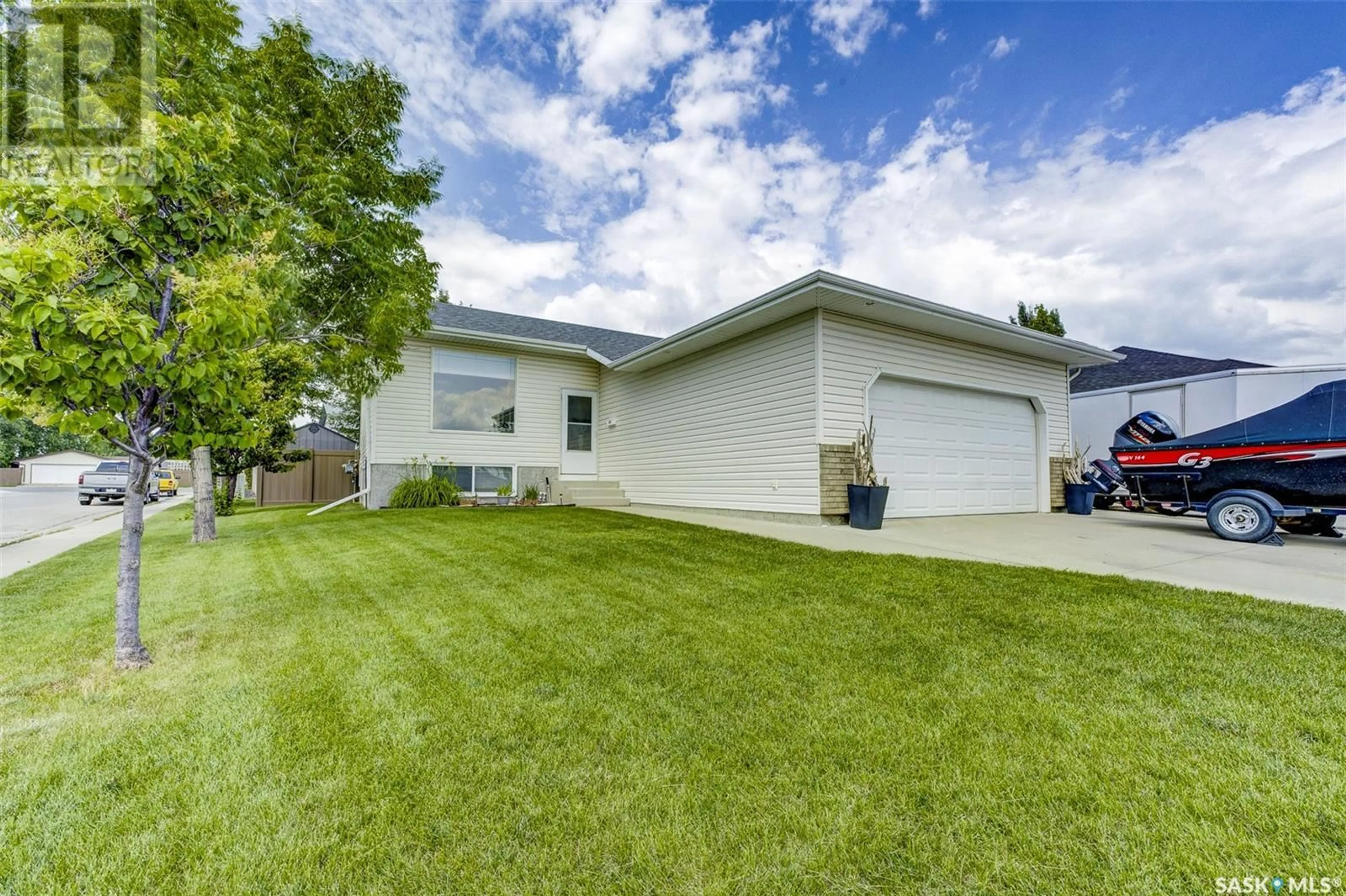 Home with vinyl exterior material, street for 926 OVERHOLT TERRACE, Saskatoon Saskatchewan S7N4S7