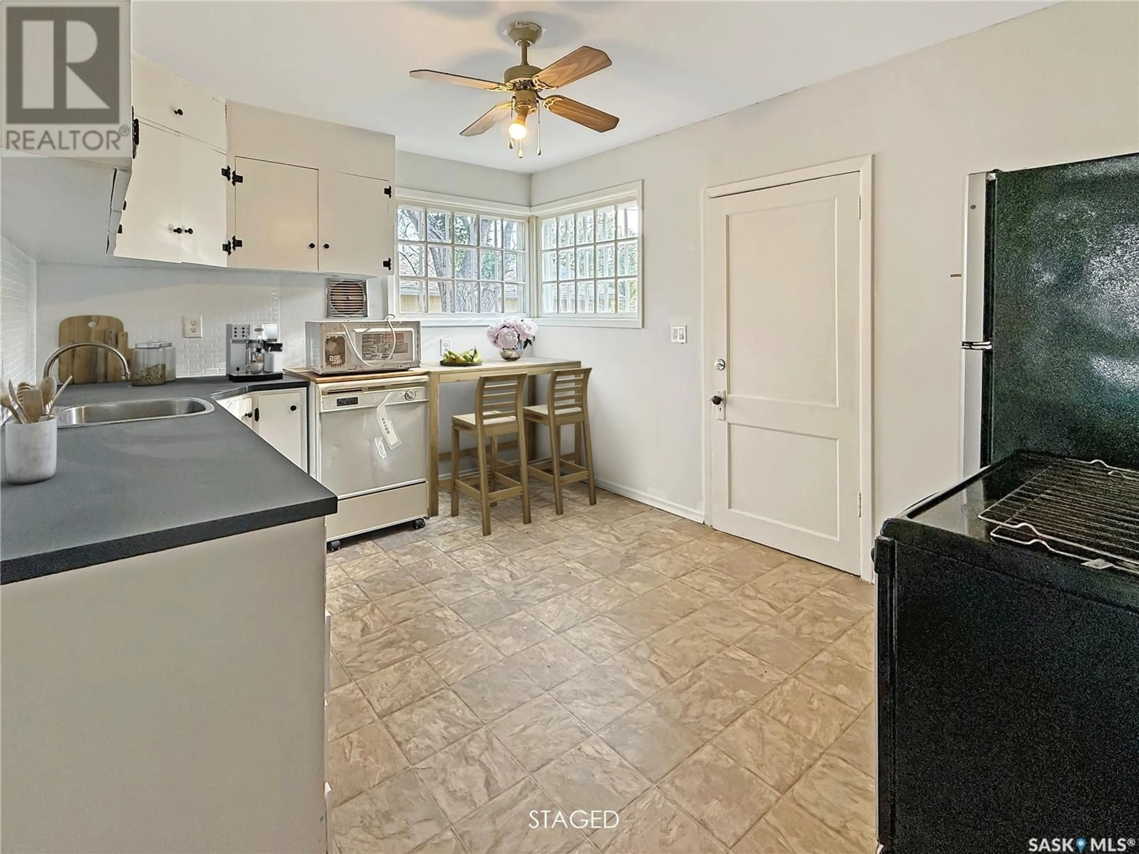 Standard kitchen, ceramic/tile floor for 352 2ND AVENUE, Swift Current Saskatchewan S9H2E1