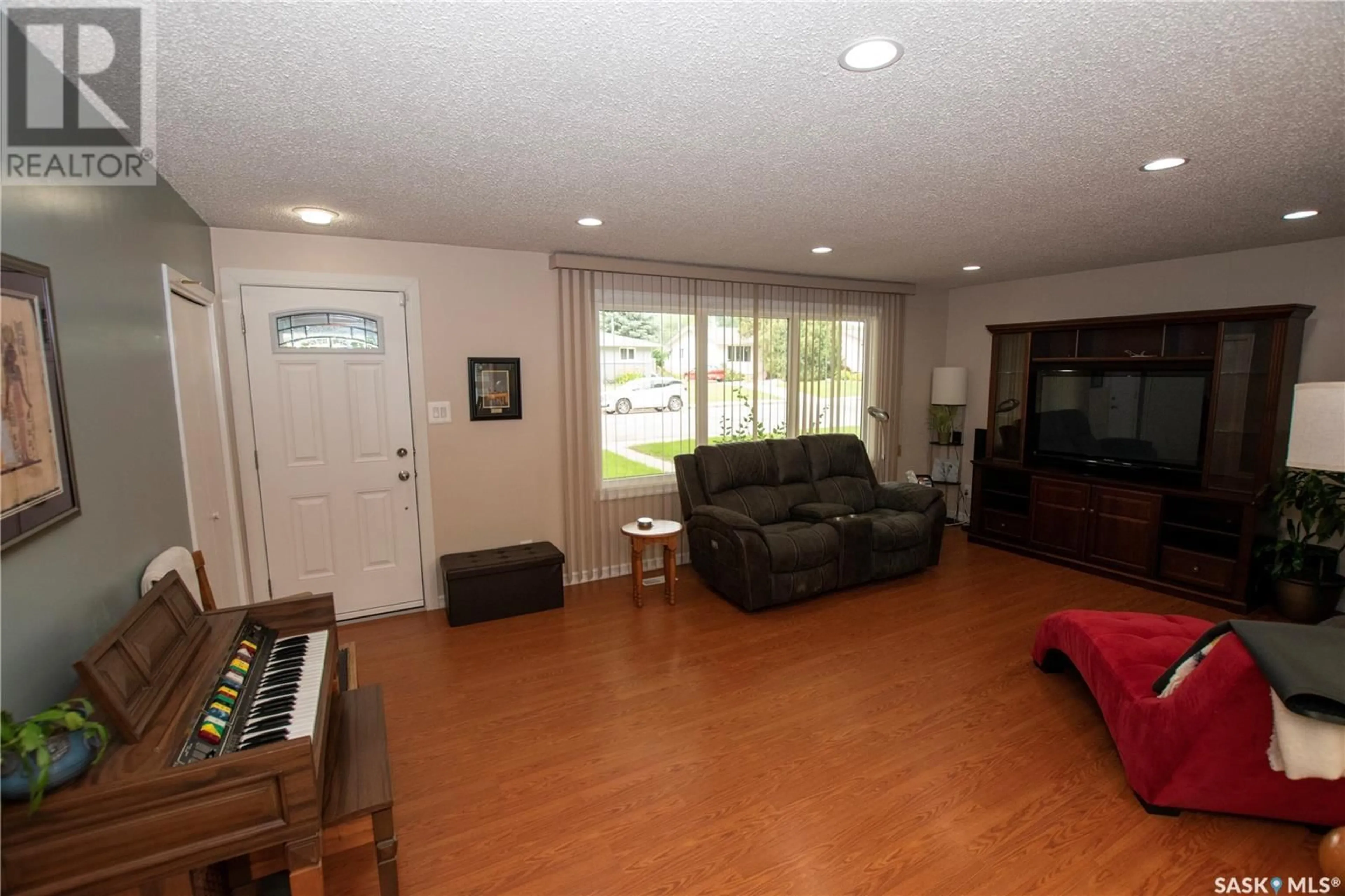 Living room with furniture, unknown for 1614 8TH AVENUE, Saskatoon Saskatchewan S7K2X9