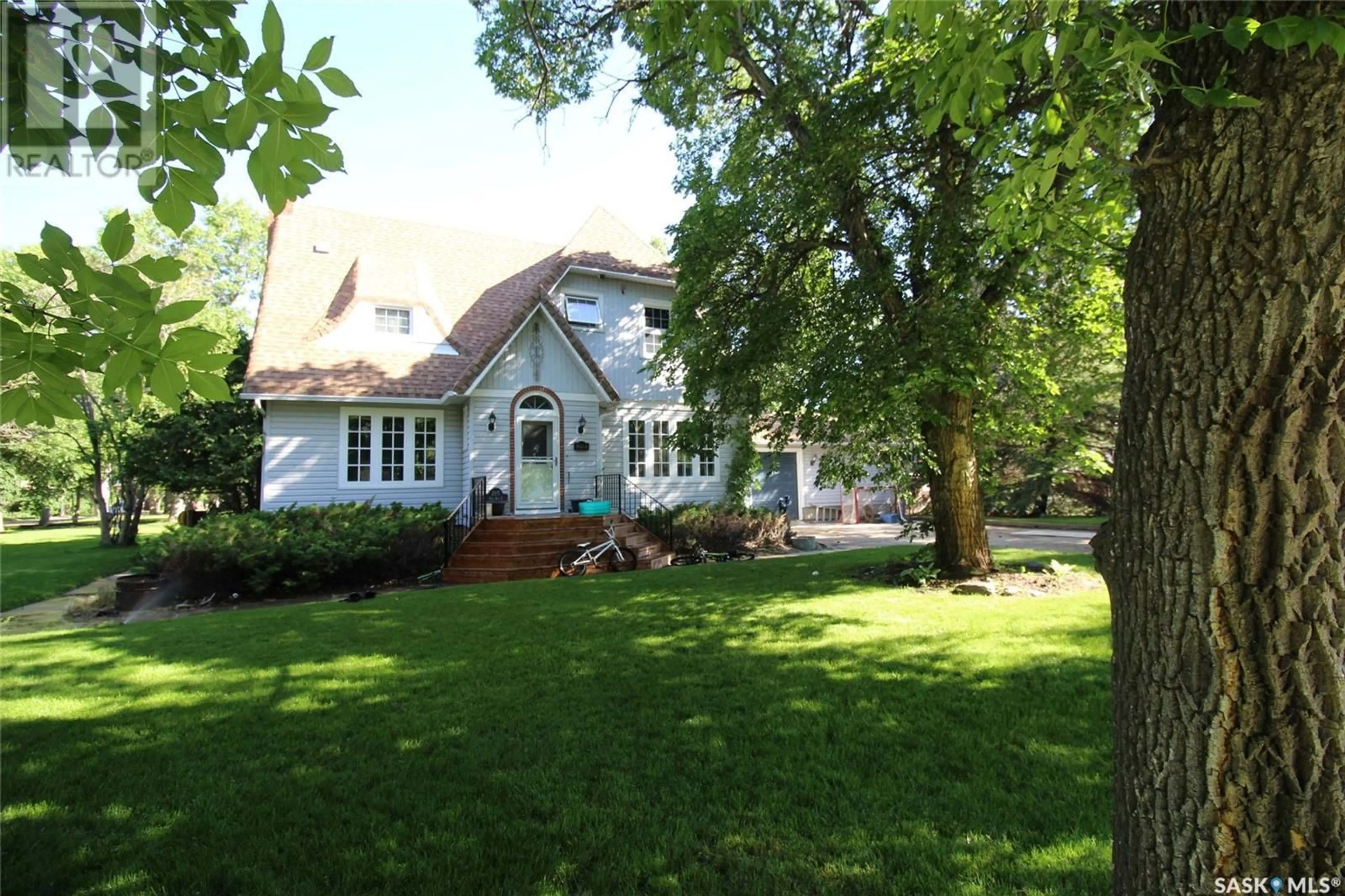 A pic from outside/outdoor area/front of a property/back of a property/a pic from drone, street for 215 7TH AVENUE, Shaunavon Saskatchewan S0N2M0