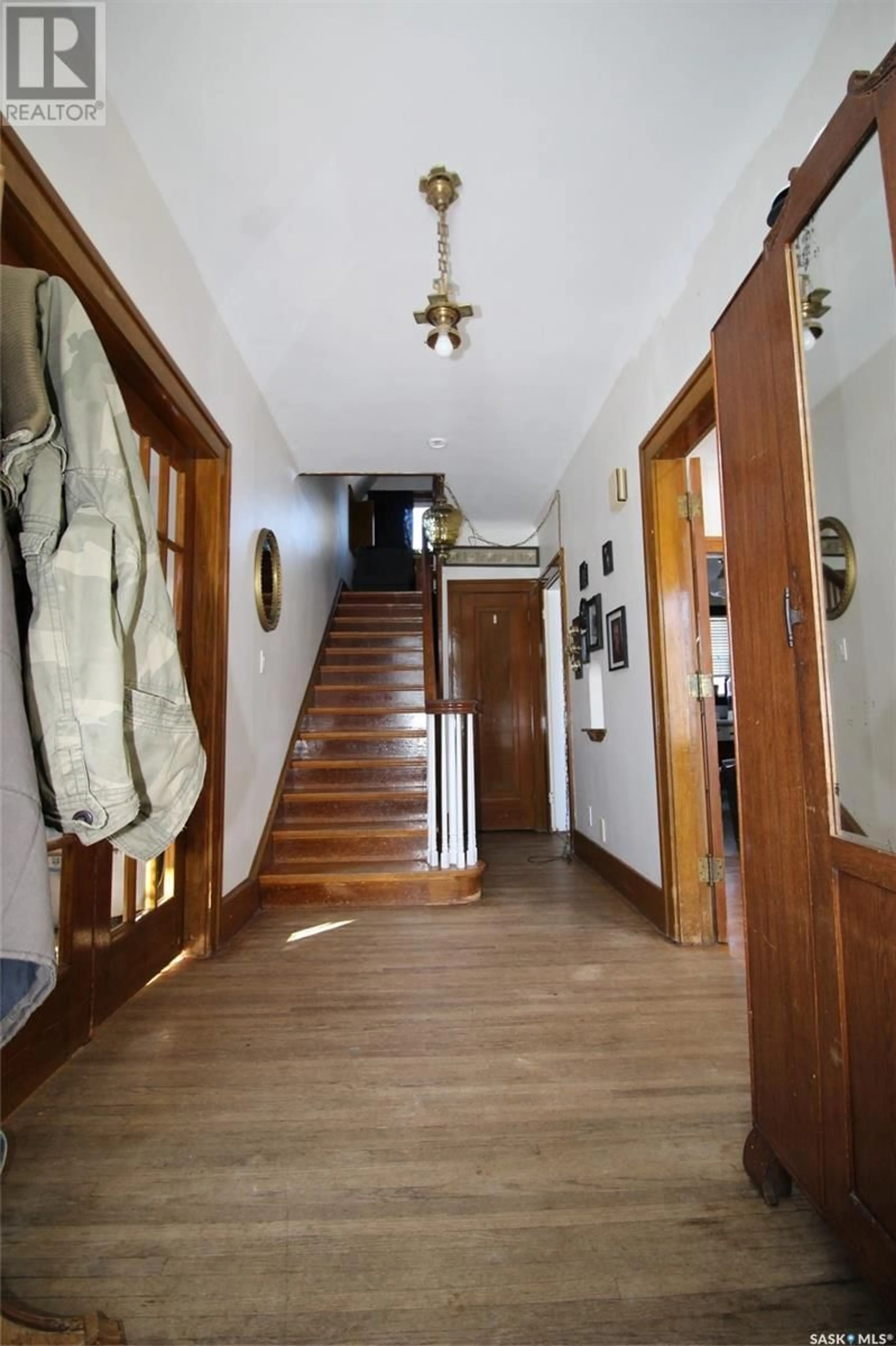 Indoor foyer for 215 7TH AVENUE, Shaunavon Saskatchewan S0N2M0