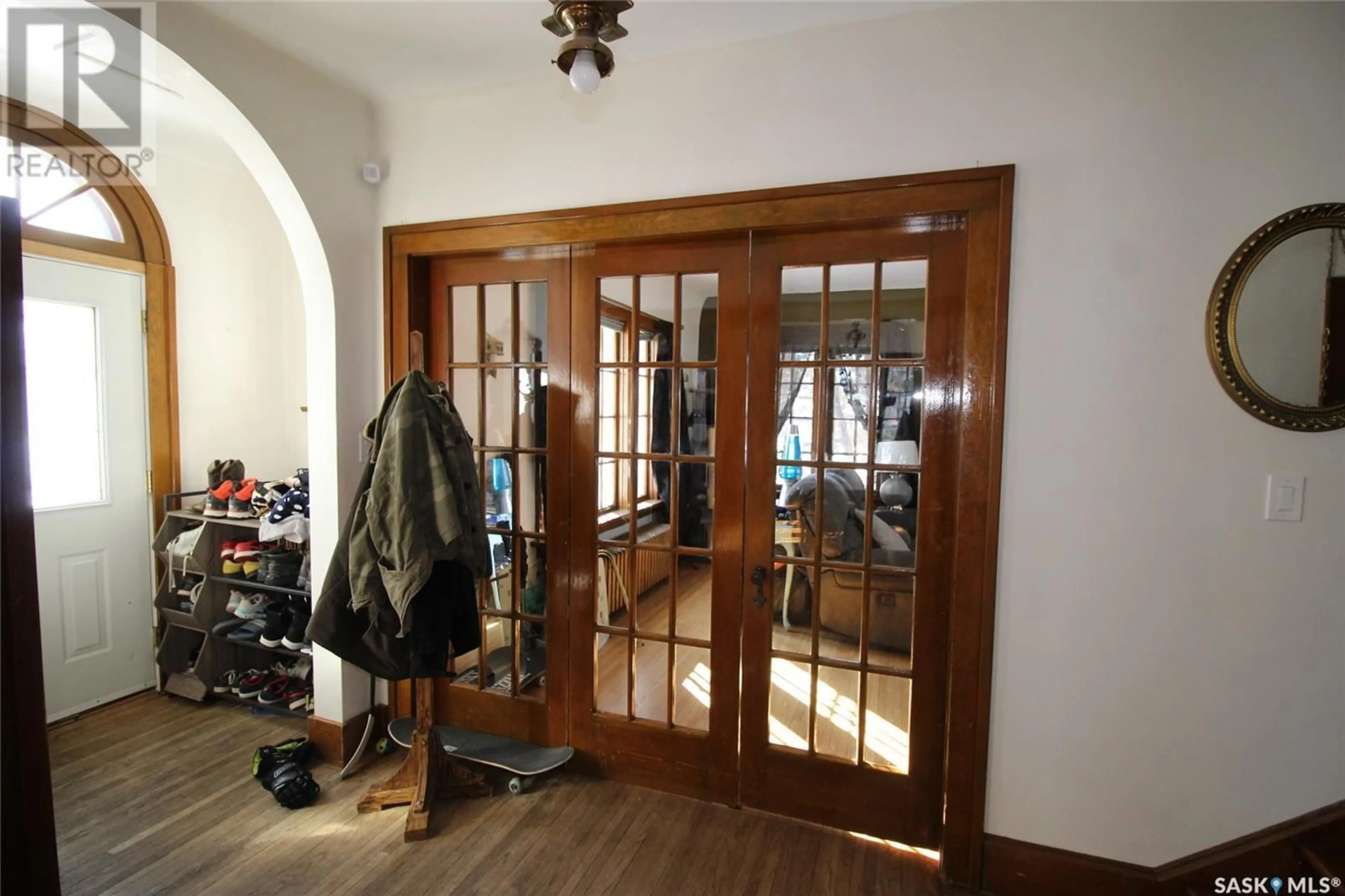 Indoor foyer for 215 7TH AVENUE, Shaunavon Saskatchewan S0N2M0