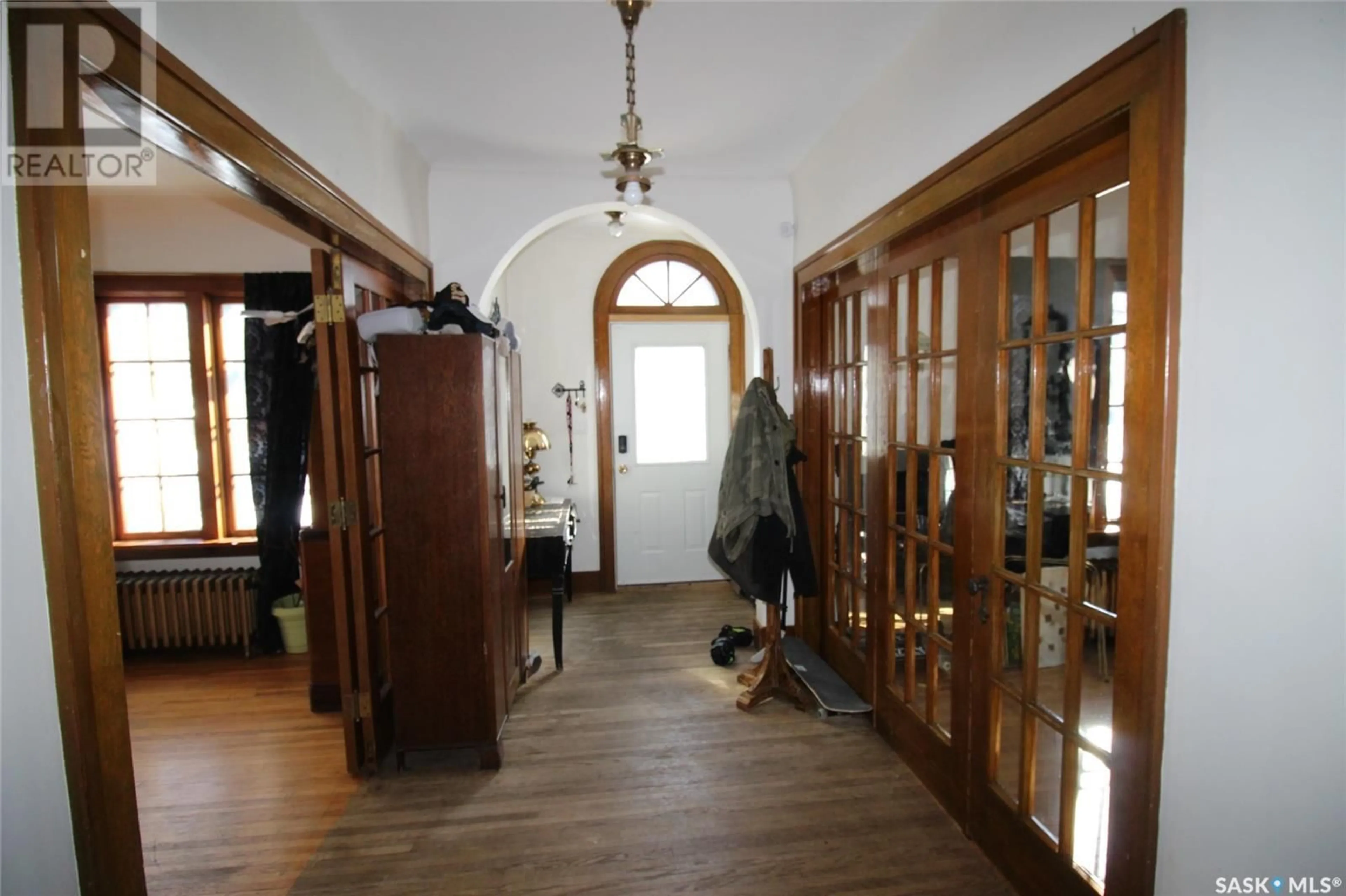 Indoor foyer for 215 7TH AVENUE, Shaunavon Saskatchewan S0N2M0