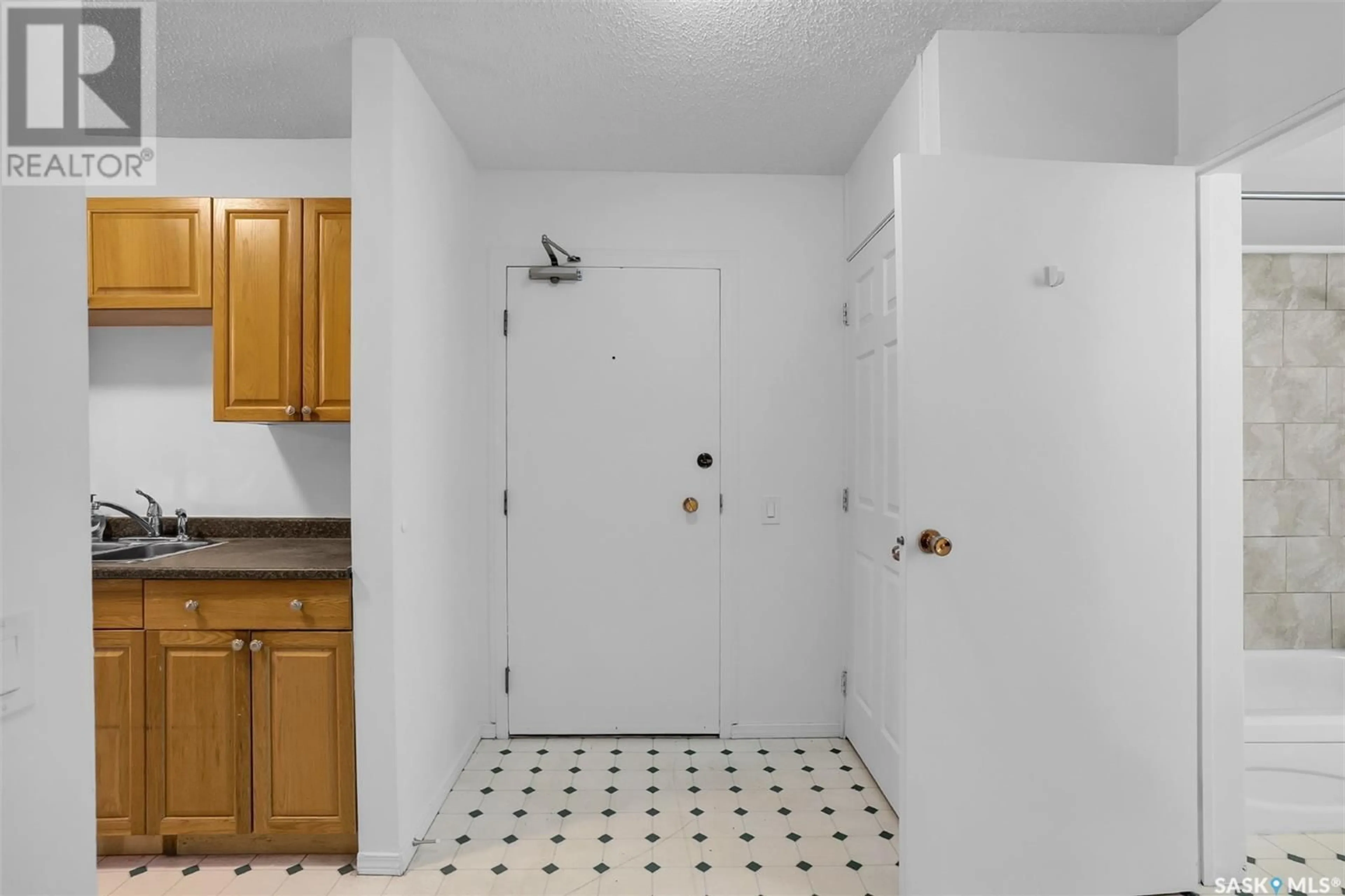 Standard kitchen, ceramic/tile floor for 4219 - 2 DEGEER STREET, Saskatoon Saskatchewan S7H4N6