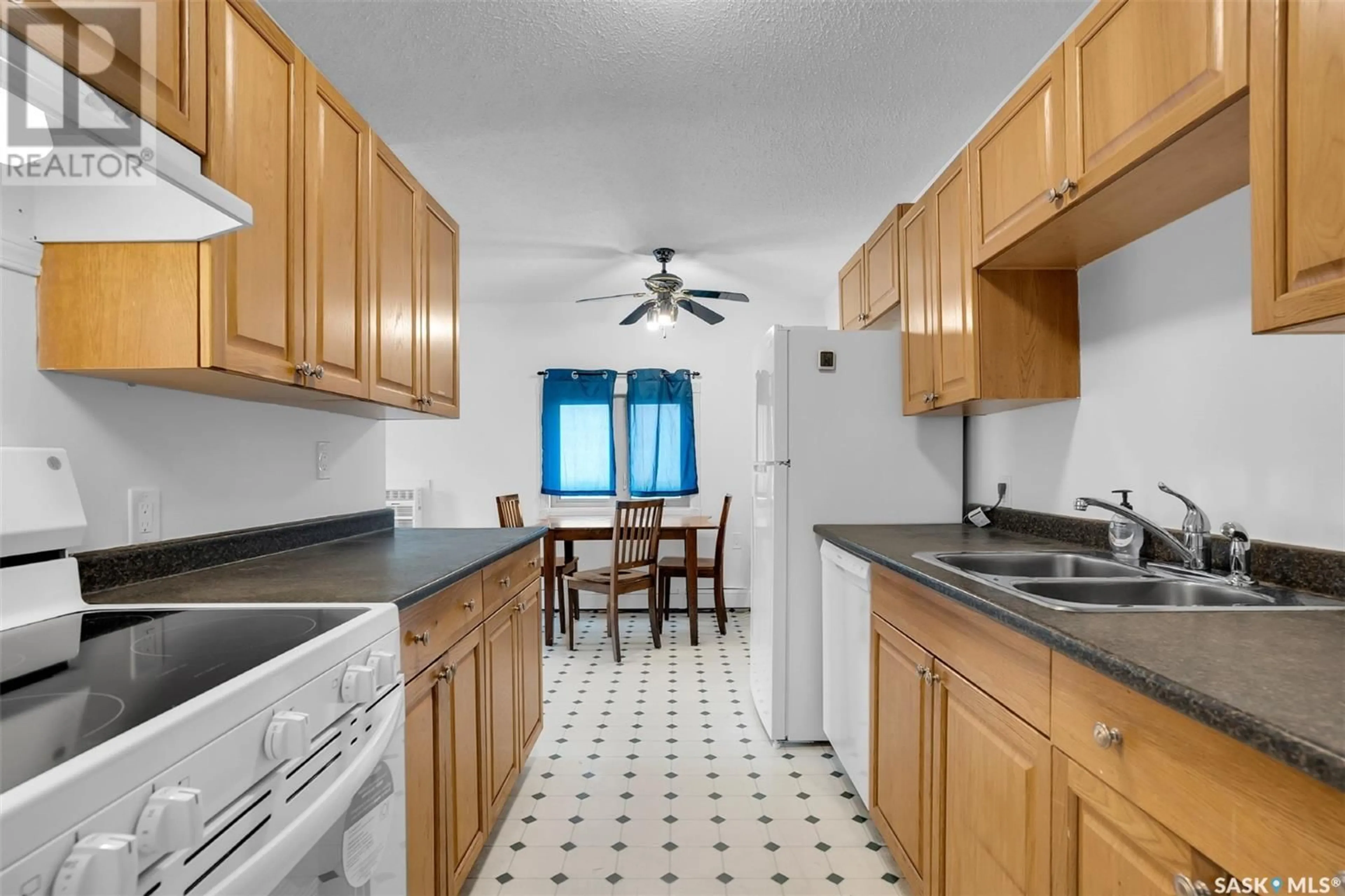 Standard kitchen, unknown for 4219 - 2 DEGEER STREET, Saskatoon Saskatchewan S7H4N6