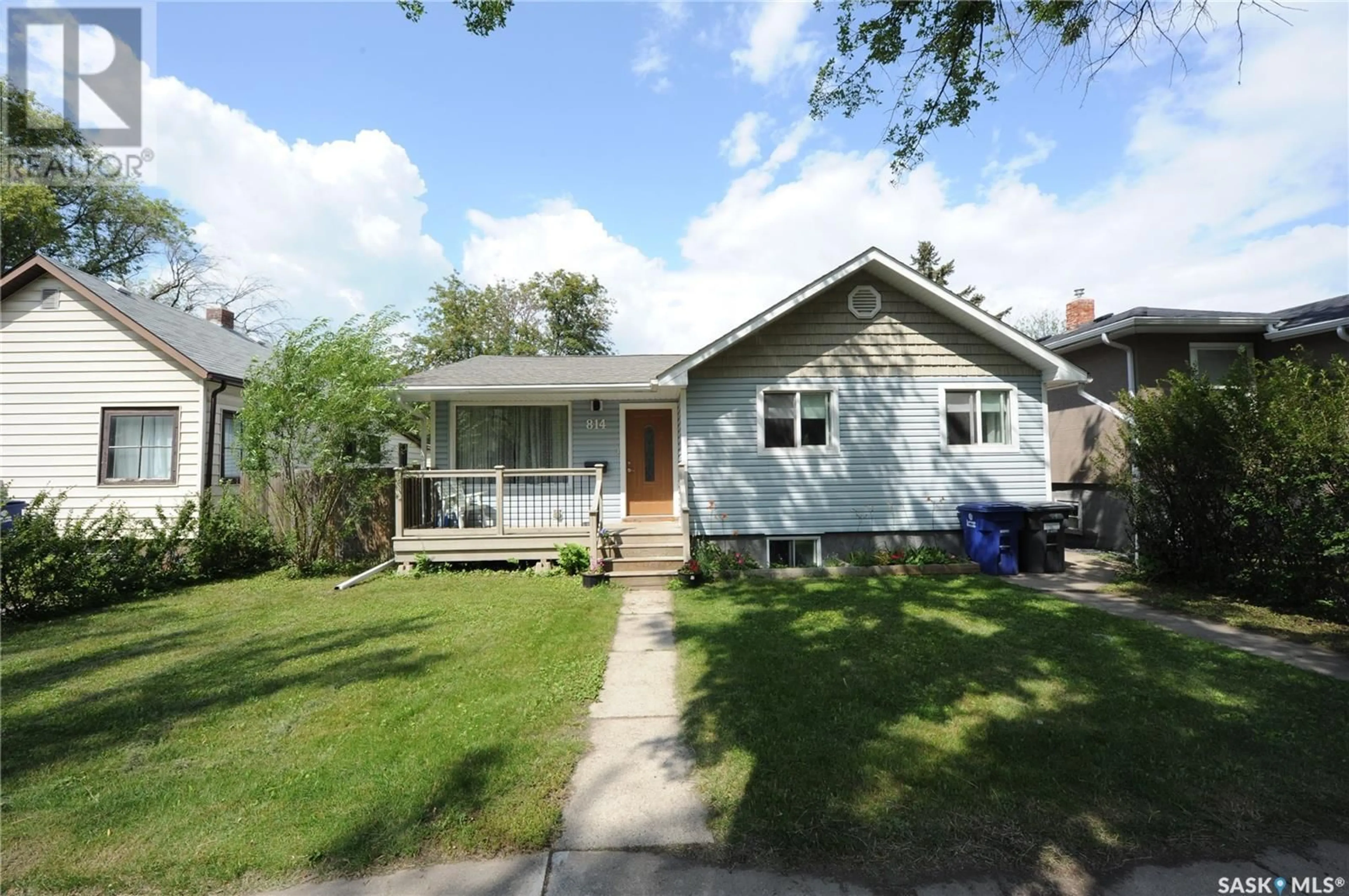 Home with vinyl exterior material, street for 814 29TH STREET, Saskatoon Saskatchewan S7L0N3