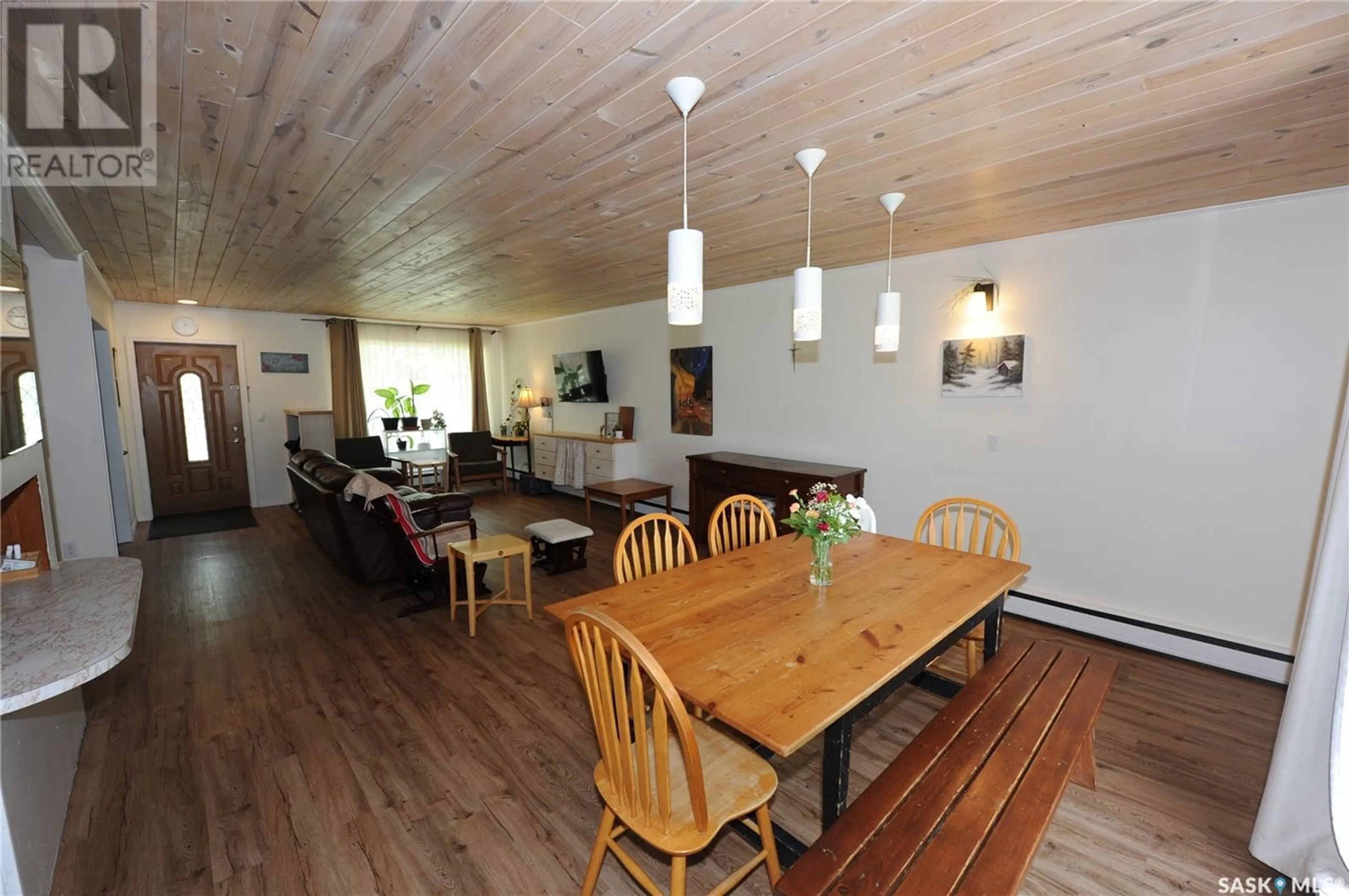 Dining room, wood/laminate floor for 814 29TH STREET, Saskatoon Saskatchewan S7L0N3