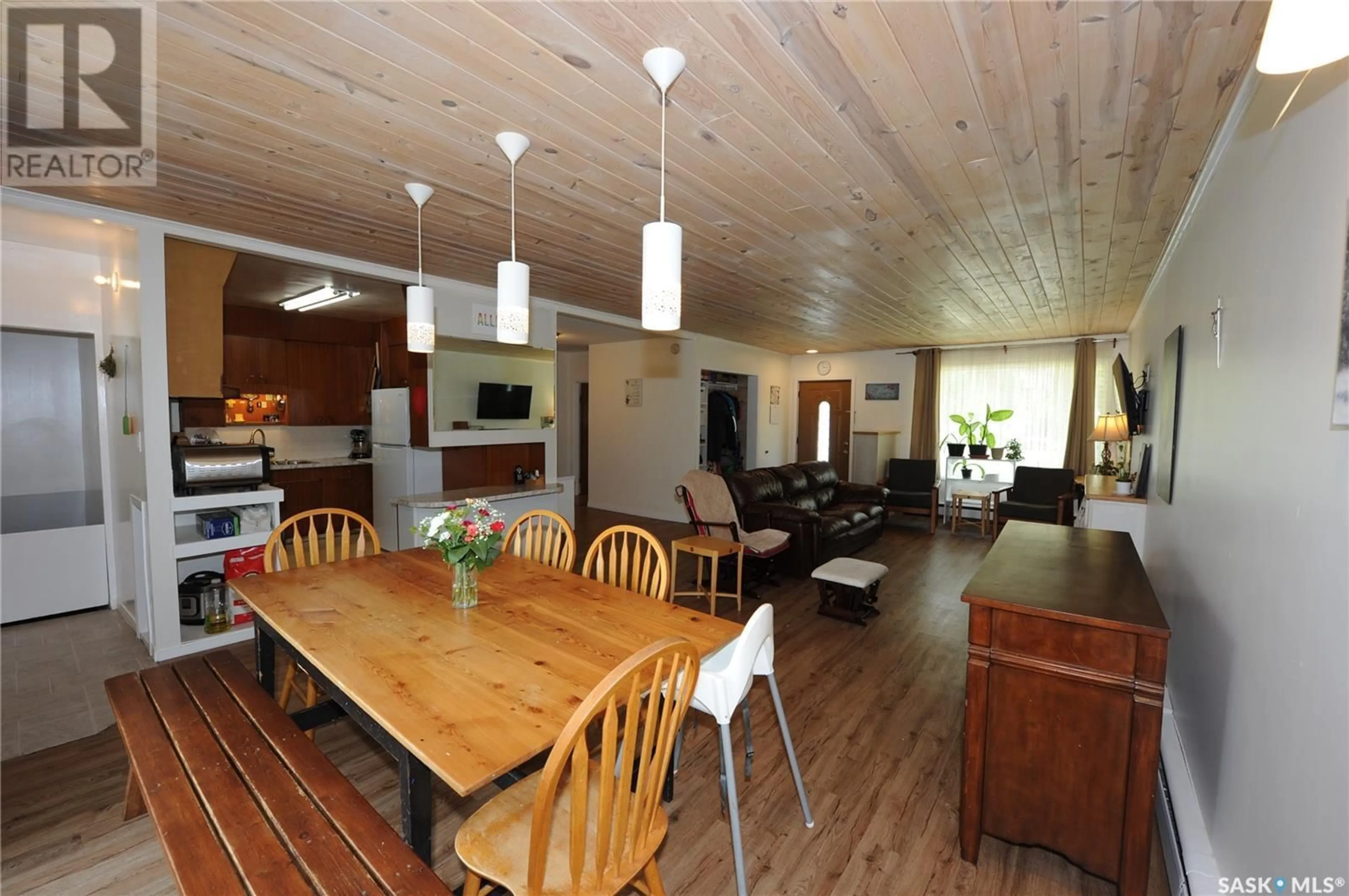 Dining room, wood/laminate floor for 814 29TH STREET, Saskatoon Saskatchewan S7L0N3