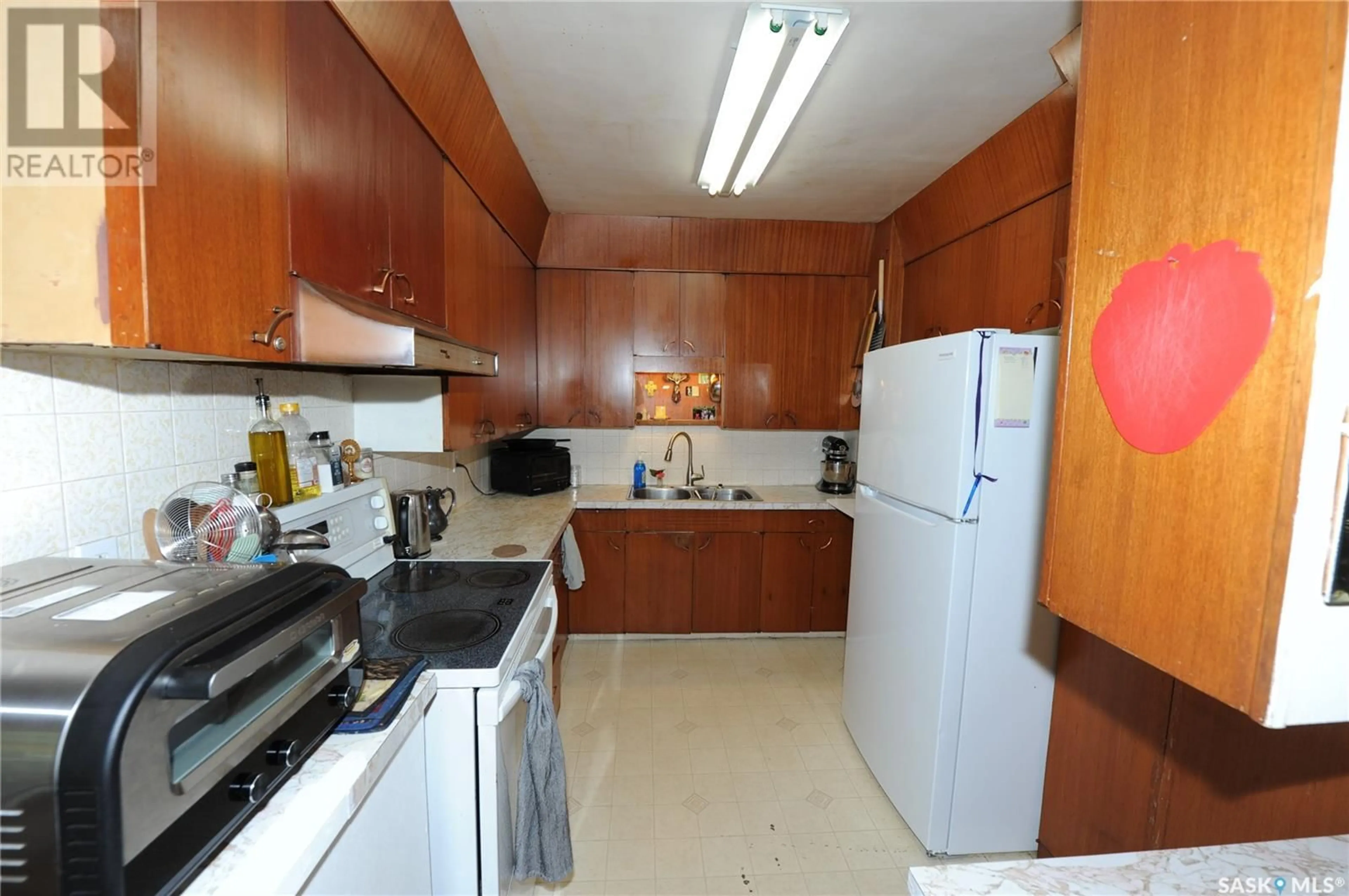 Standard kitchen, unknown for 814 29TH STREET, Saskatoon Saskatchewan S7L0N3