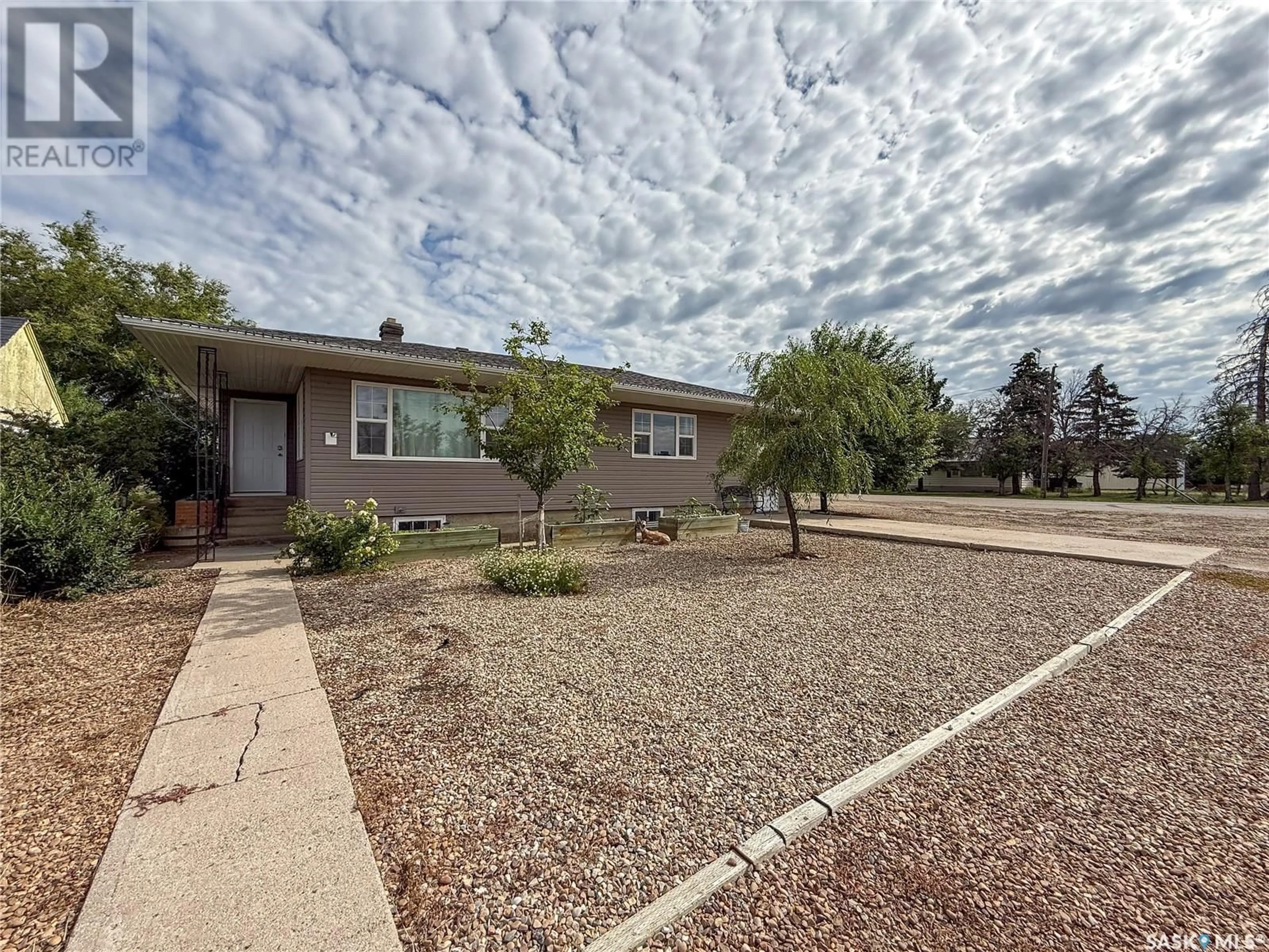 A pic from outside/outdoor area/front of a property/back of a property/a pic from drone, street for 223 2ND AVENUE, Frontier Saskatchewan S0N0W0
