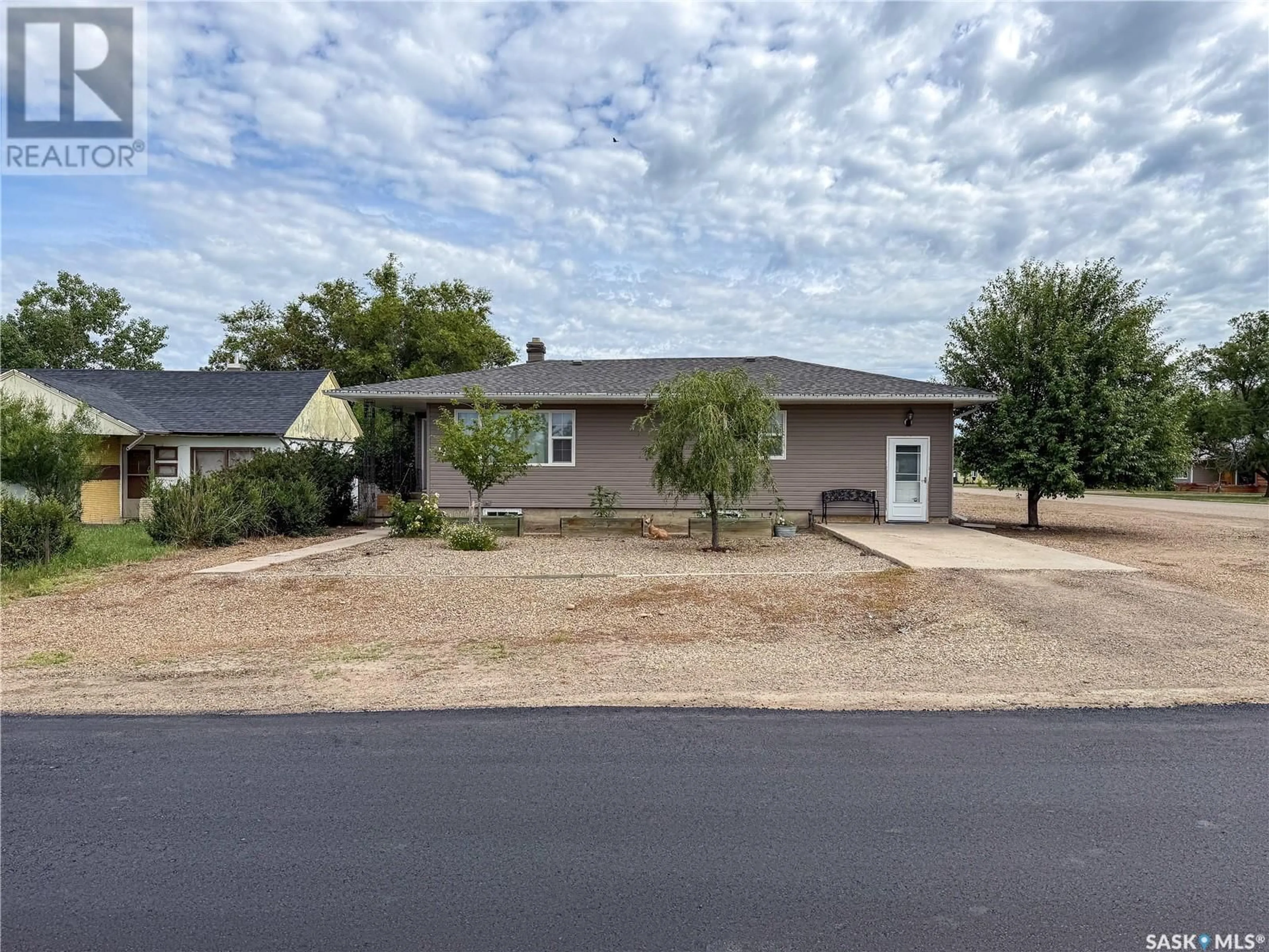 A pic from outside/outdoor area/front of a property/back of a property/a pic from drone, street for 223 2ND AVENUE, Frontier Saskatchewan S0N0W0