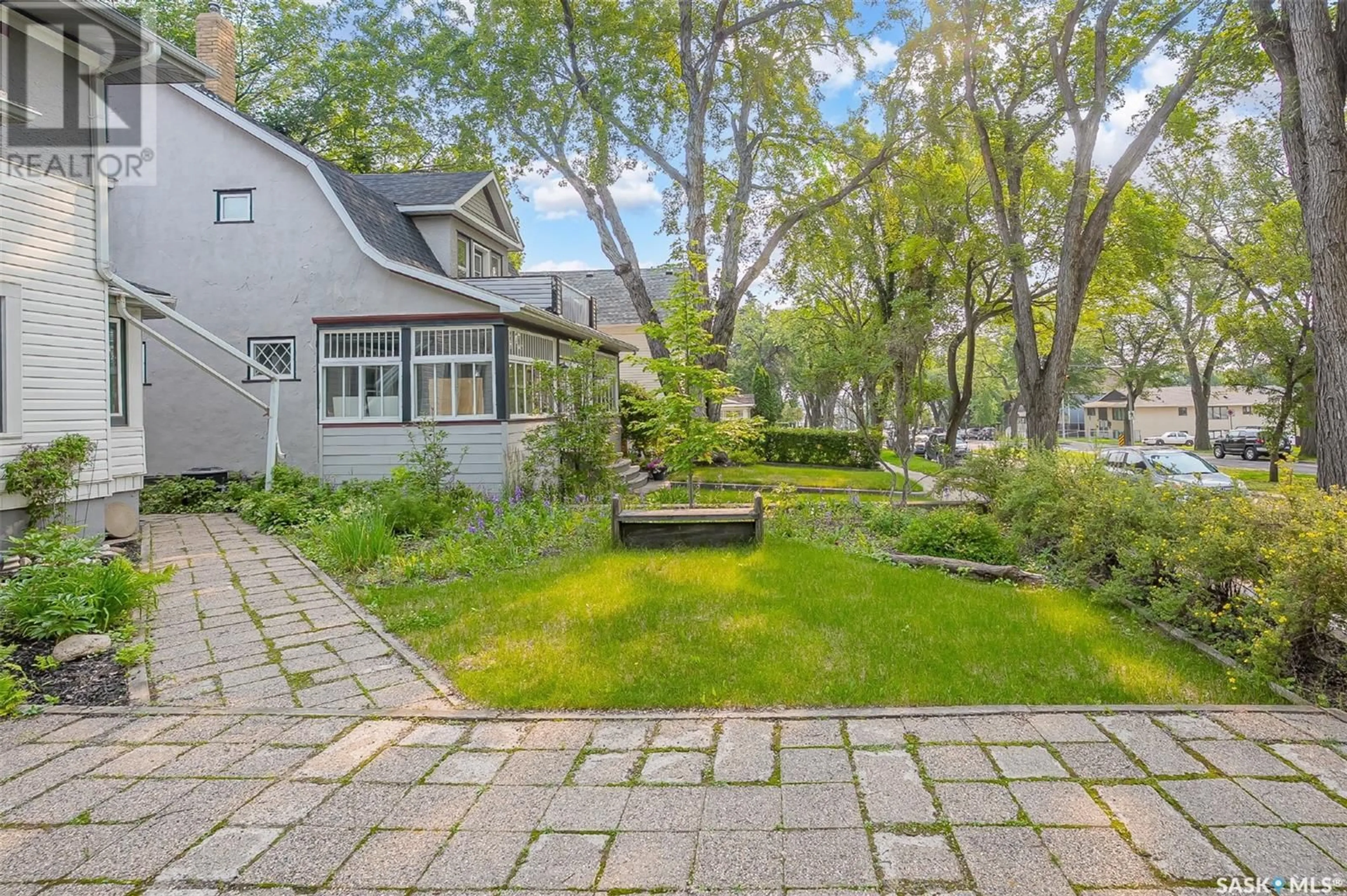 Patio, street for 214 29TH STREET, Saskatoon Saskatchewan S7L0L9
